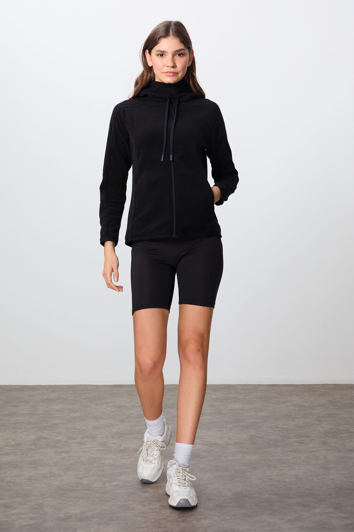 TOMMY LIFE Siyah Kalın Yumuşak Dokulu Kapüşonlu Standart Fit Nakışlı Polar Kadın Sweatshirt -97287 görsel 2