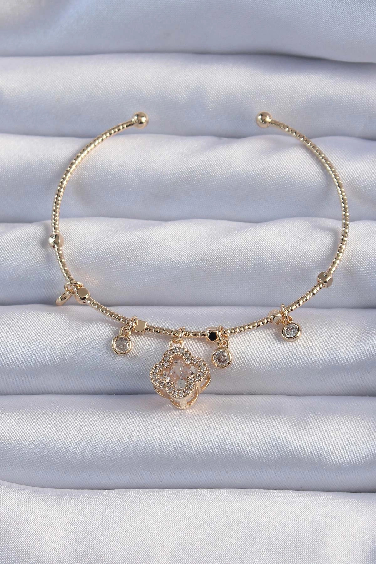 Bileklik Pirinç Renk Zirkon Taşlı Yonca Model Charm