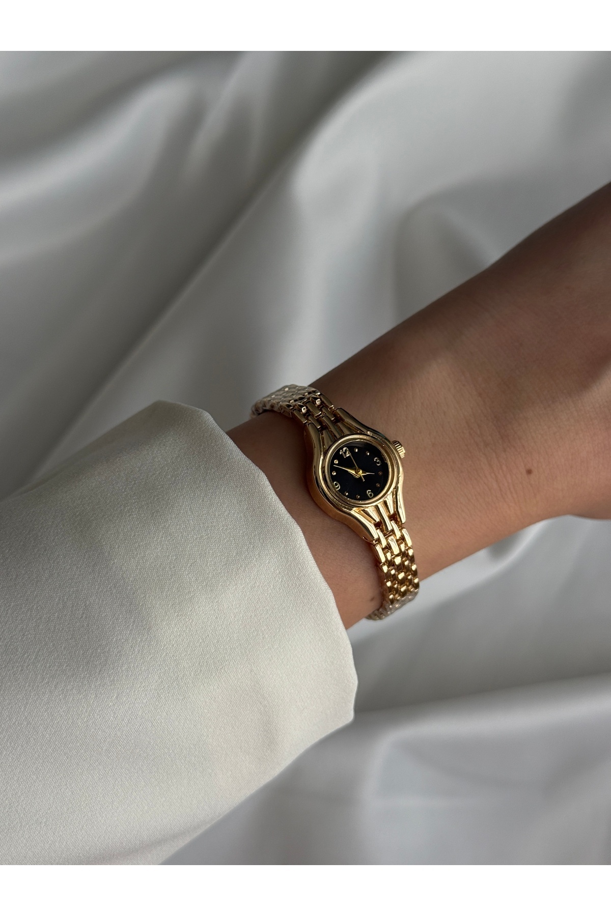 Lillianna Minimal Gold Kadın Saati Siyah Kadranlı Yuvarlak Çelik Kordon Analog Quartz Zarif Kol Saati görsel 2