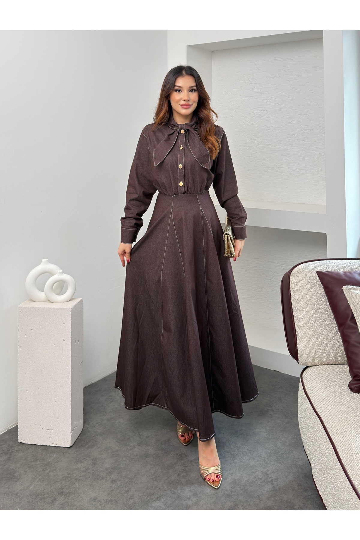 فستان نسائي طويل من الدنيم بياقة وشاح وأزرار