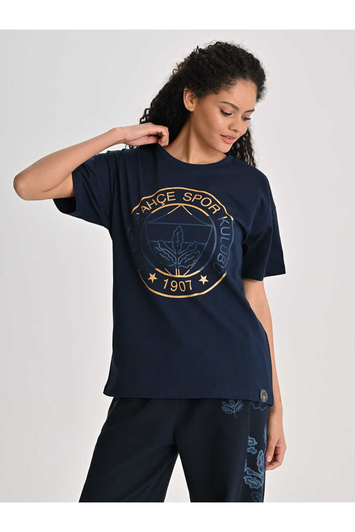 Fenerbahçe KADIN TRIBUN ALTIN LOGOLU TSHIRT görsel 2
