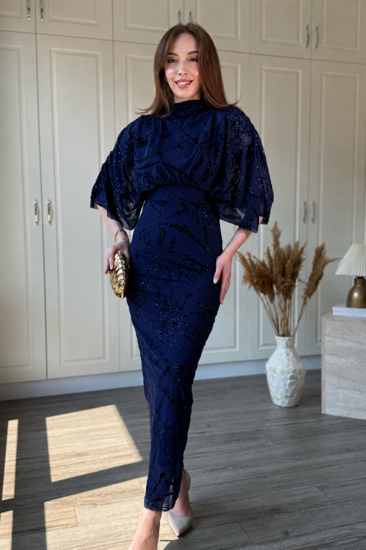 Dilay Gökoğlu Butik Pelerin Kol Detaylı Simli Desenli Midi Lacivert Elbise