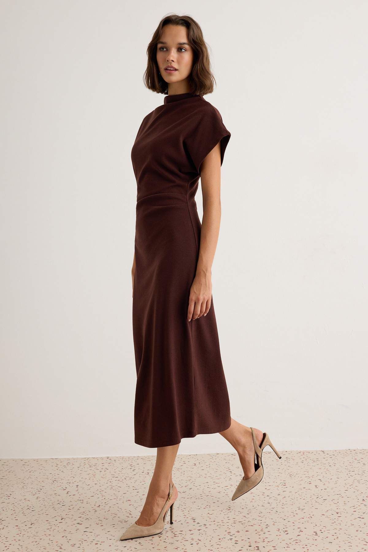 Trendyolmilla Kahverengi Bodycon/Vücuda Oturan Balıkçı Yaka Asimetrik Kol Maxi Ottoman Örme Elbise TWOAW27EL00096
