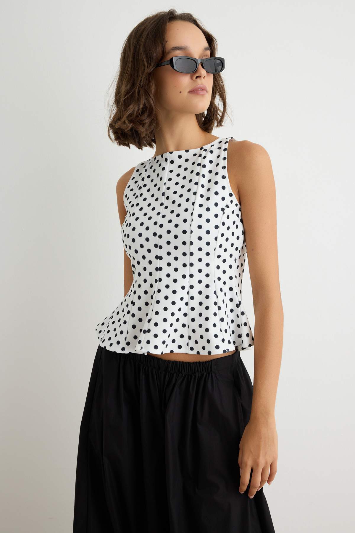 Trendyolmilla Ekru Puantiyeli Peplum Kolsuz Kayık Yaka Örme Bluz TWOAW27BZ00312