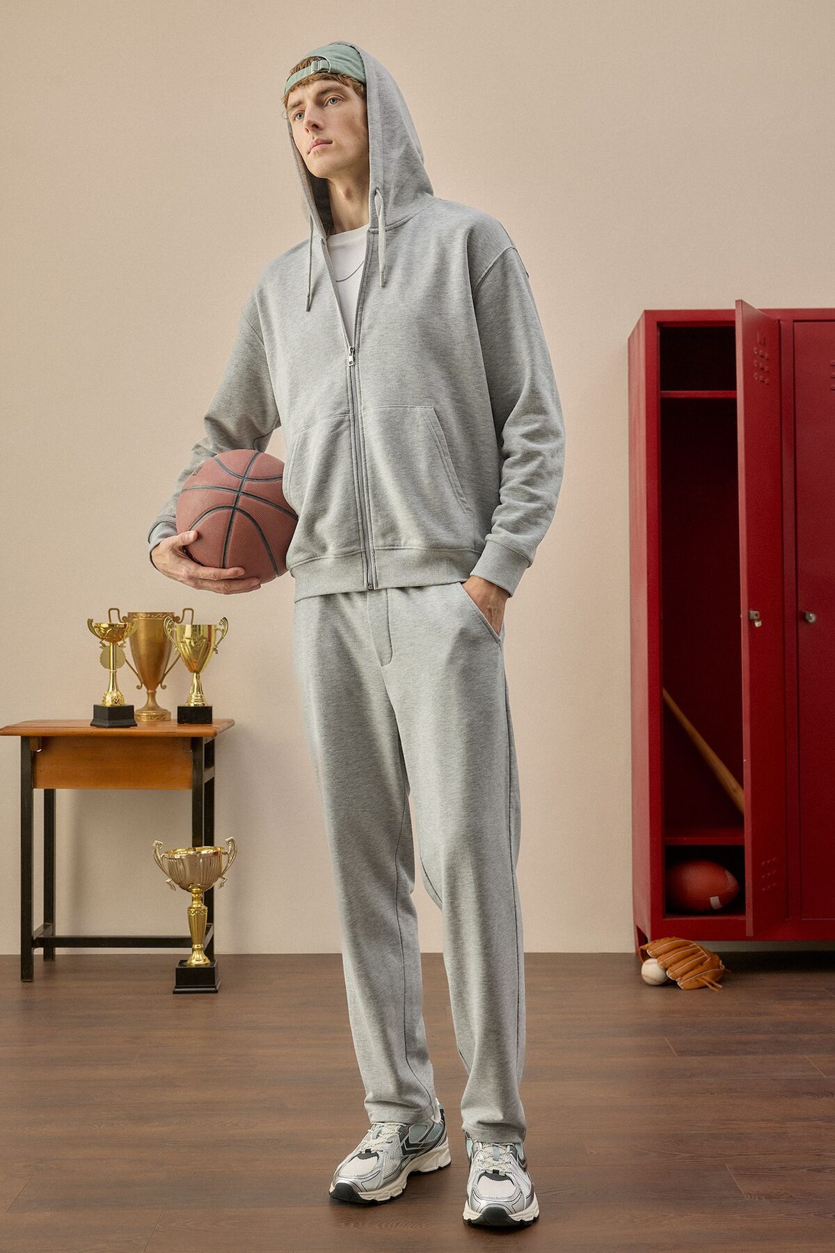DeFacto Relax Fit Kapüşonlu İçi Yumuşak Tüylü Kalın Kumaş Fermuarlı Sweatshirt D7599AX25SP görsel 2