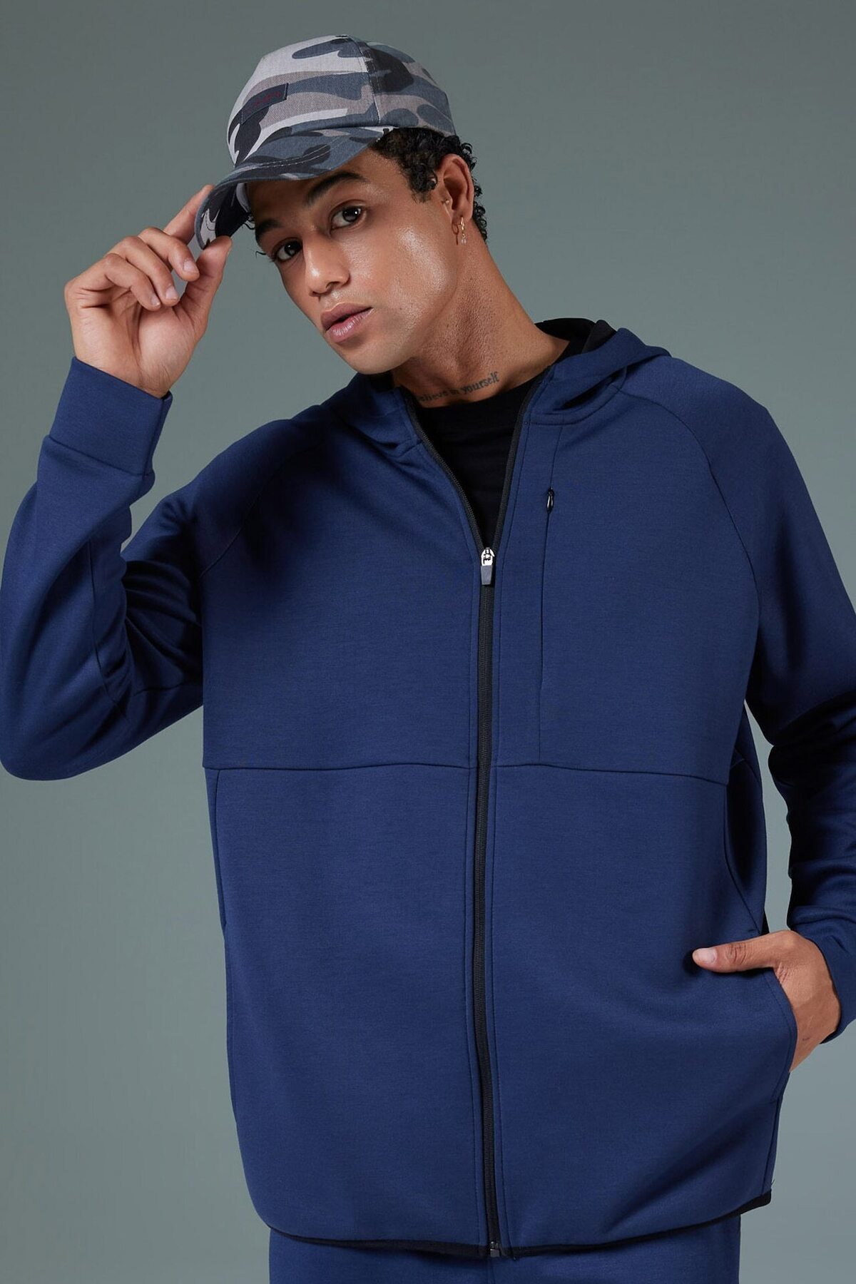 DeFacto Slim Fit Dar Kesim Kapüşonlu Skuba Dalgıç Kumaş Fermuarlı Sporcu Sweatshirt A6956AX23AU