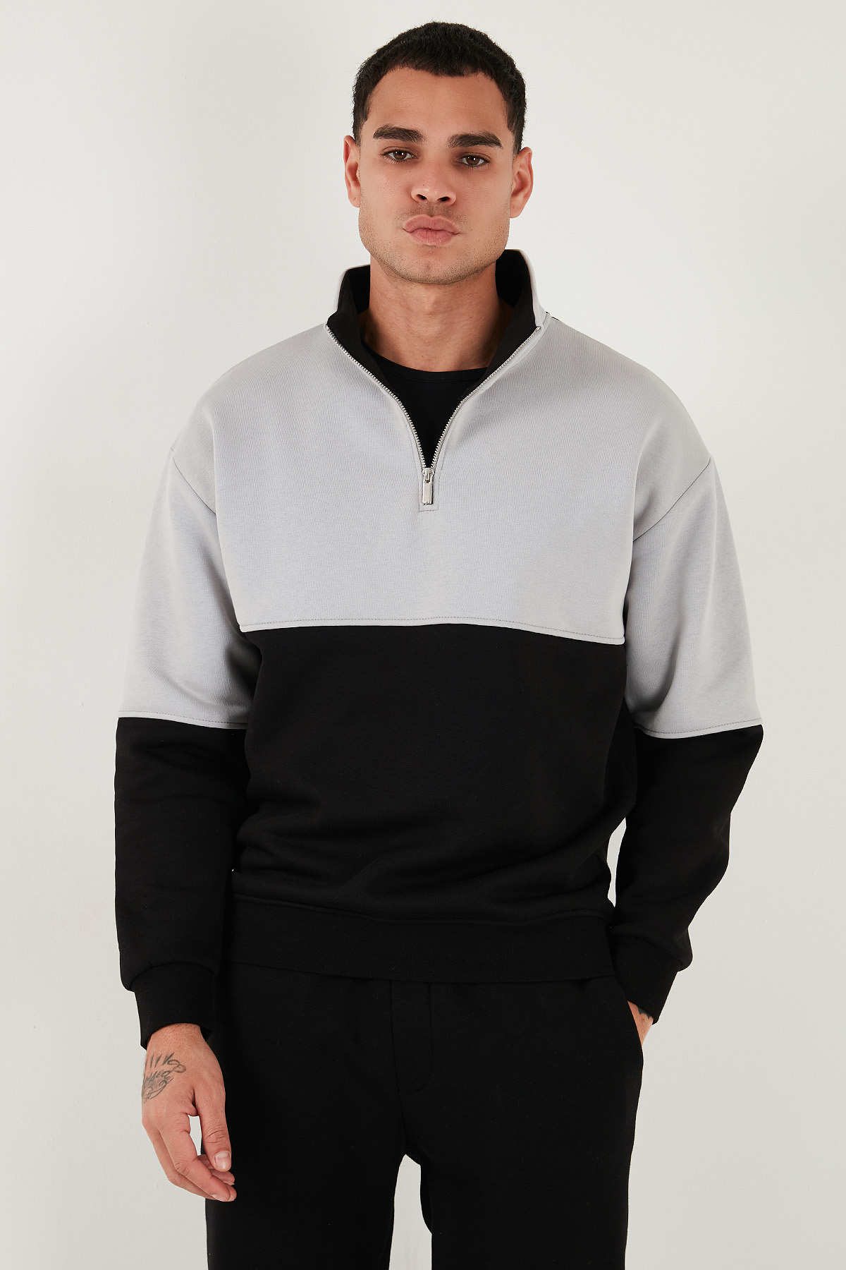 Renk Bloklu Regular Fit Yarım Fermuarlı Dik Yaka Sweat Erkek SWEAT 5905719 — مشکی — تصویر 2 از 7