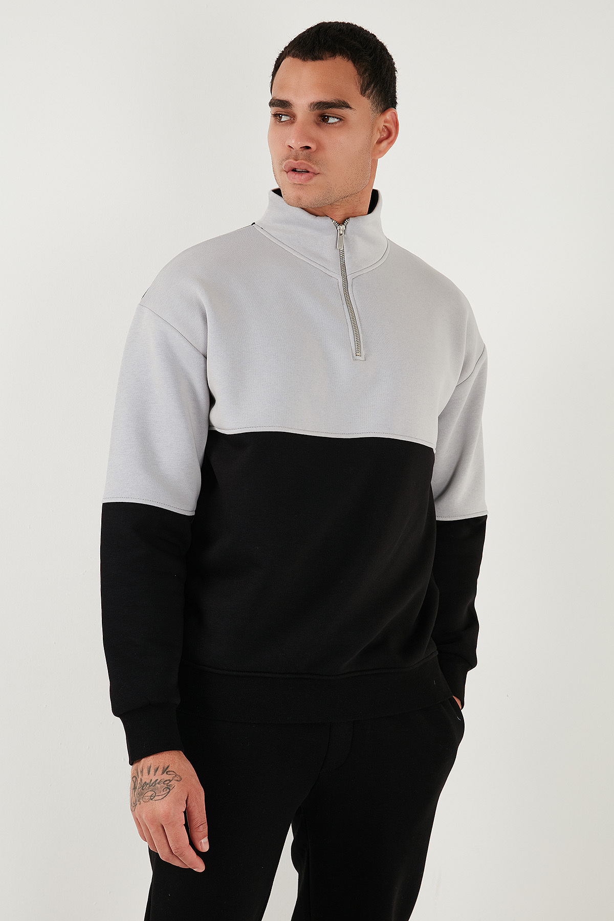 Renk Bloklu Regular Fit Yarım Fermuarlı Dik Yaka Sweat Erkek SWEAT 5905719 — مشکی — تصویر 4 از 7