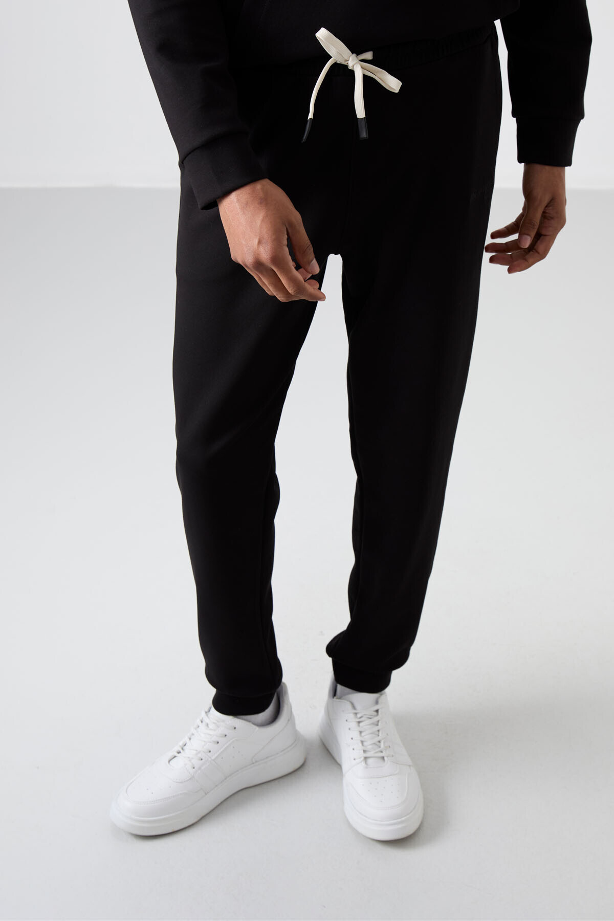 Siyah - Siyah Pamuklu Kalın Yumuşak Dokulu Comfort Fit Nakışlı Erkek Eşofman Takım - 85255 — رنگارنگ A15ER-85255 — تصویر 6 از 8