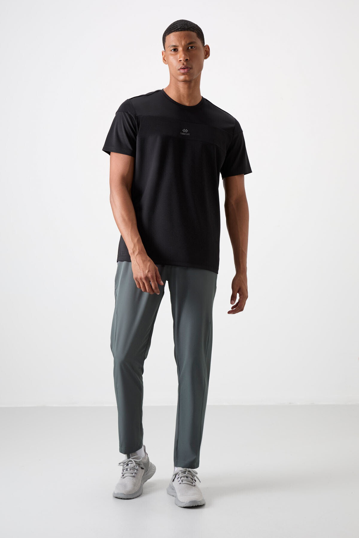 TOMMY LIFE Siyah Nefes Alan Dokulu İnce Esnek Standart Fit Erkek Performans T-Shirt - 88396 görsel 2