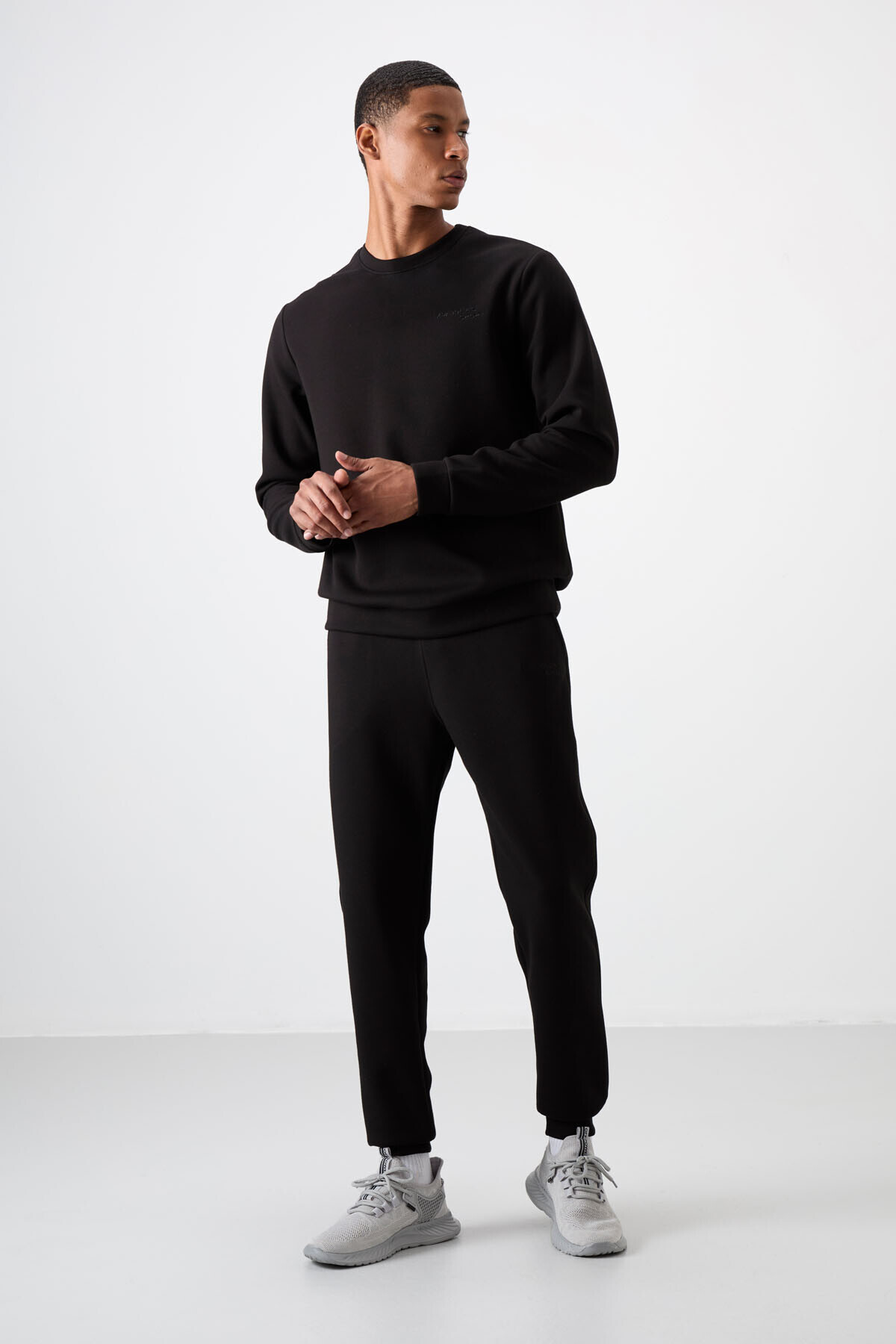 Siyah - Siyah Pamuklu Kalın Yumuşak Dokulu Comfort Fit Nakışlı Erkek Eşofman Takım - 85254 — رنگارنگ A15ER-85254