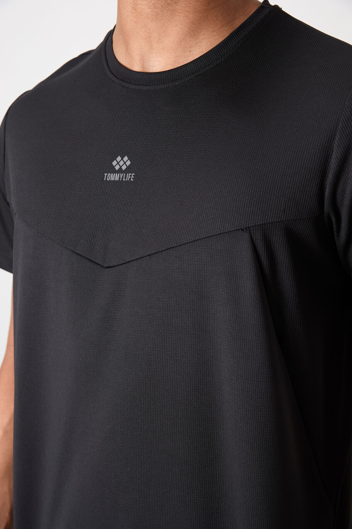 TOMMY LIFE Siyah Nefes Alan Dokulu İnce Esnek Standart Fit Erkek Performans T-Shirt - 88391 görsel 2