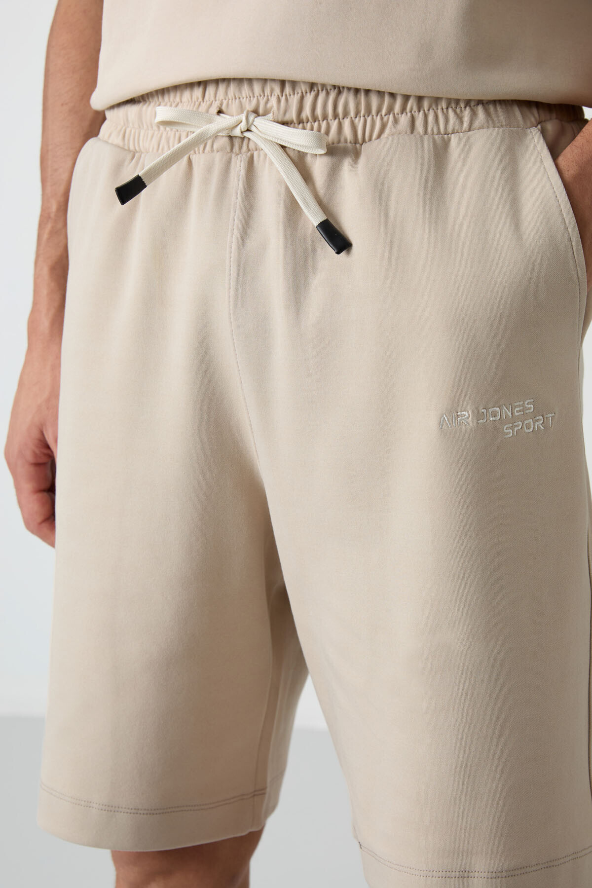 Bej Pamuklu Kalın Yumuşak Dokulu Oversize Fit Nakışlı Erkek Şort Takım - 85250 — رنگارنگ A15ER-85250 — تصویر 2 از 8