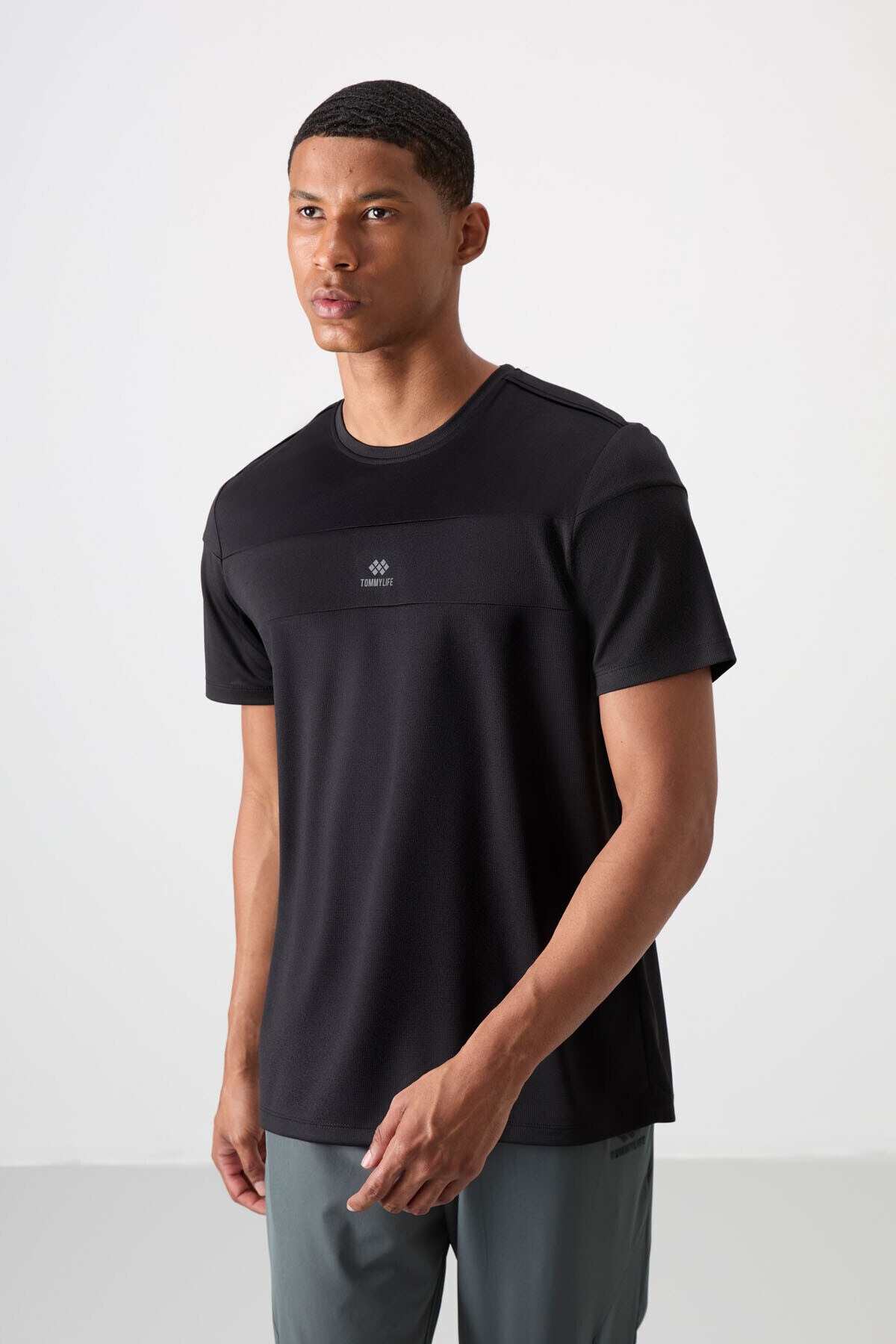 TOMMY LIFE Siyah Nefes Alan Dokulu İnce Esnek Standart Fit Erkek Performans T-Shirt - 88396 görsel 4