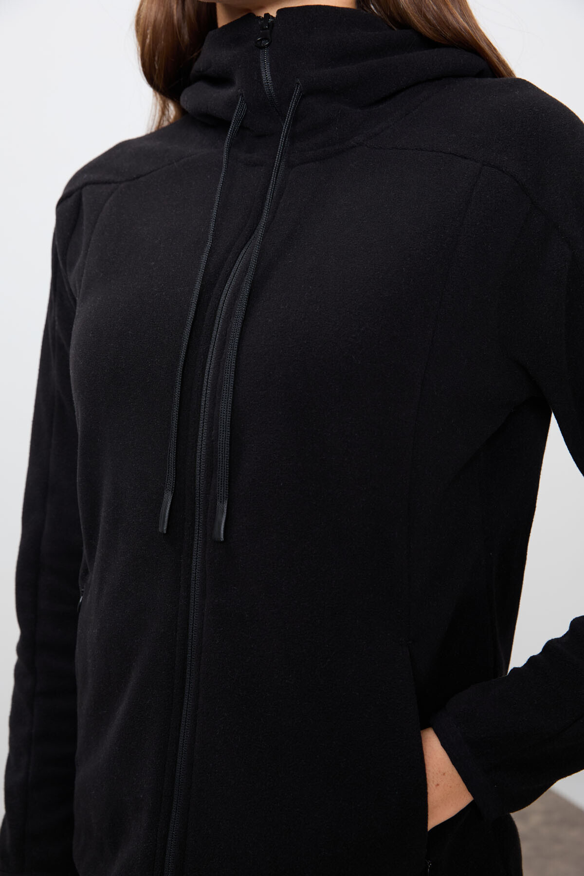 TOMMY LIFE Siyah Kalın Yumuşak Dokulu Kapüşonlu Standart Fit Nakışlı Polar Kadın Sweatshirt -97287 görsel 3