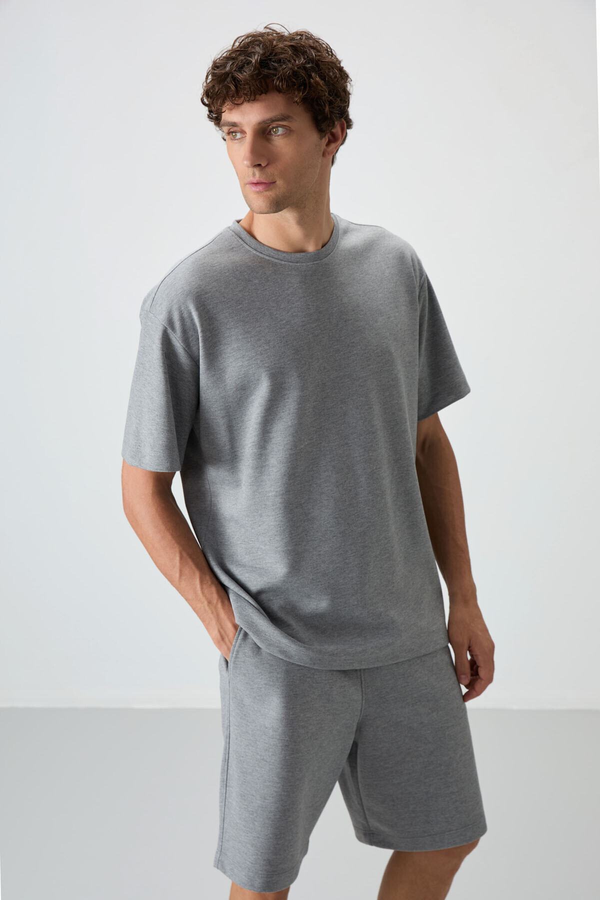 Gri Melanj Pamuklu Kalın Yumuşak Dokulu Oversize Fit Basic Erkek Şort Takım - 85249 — رنگارنگ A15ER-85249 — تصویر 3 از 8