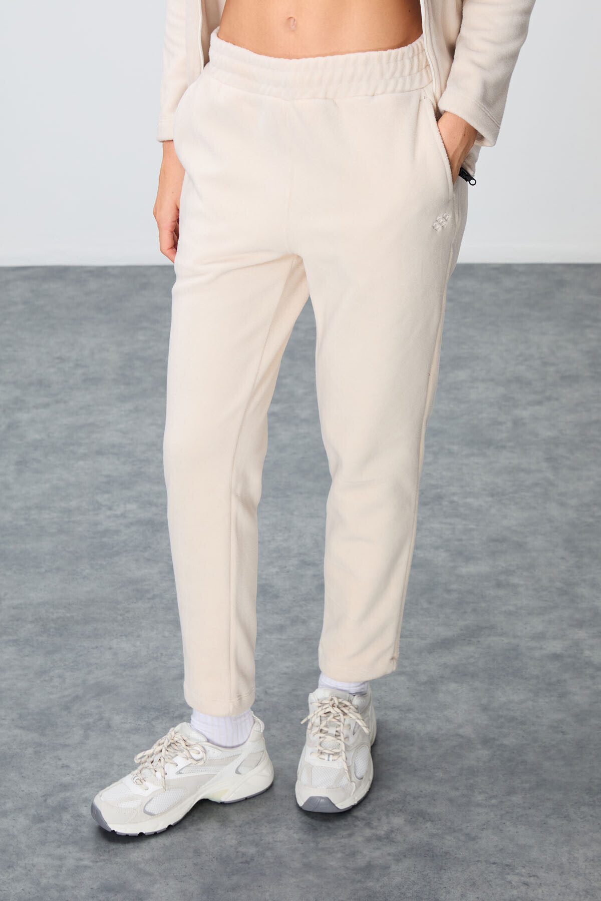 ست اَشپَرت زنانه پلار با یقه ایستاده و طرح گلدوزی، کد 95339، بافت نرم و ضخیم
