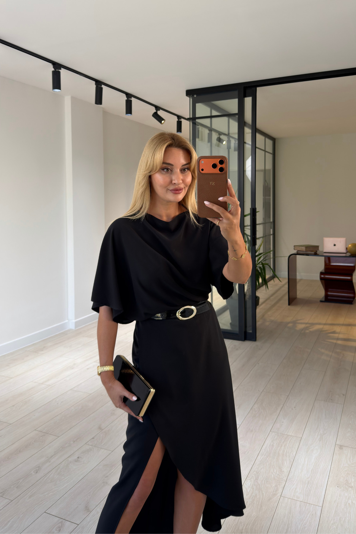 Sezgi Tekin Premium Seri Asimetrik Kesim Kemerli Siyah Saten Elbise görsel 4