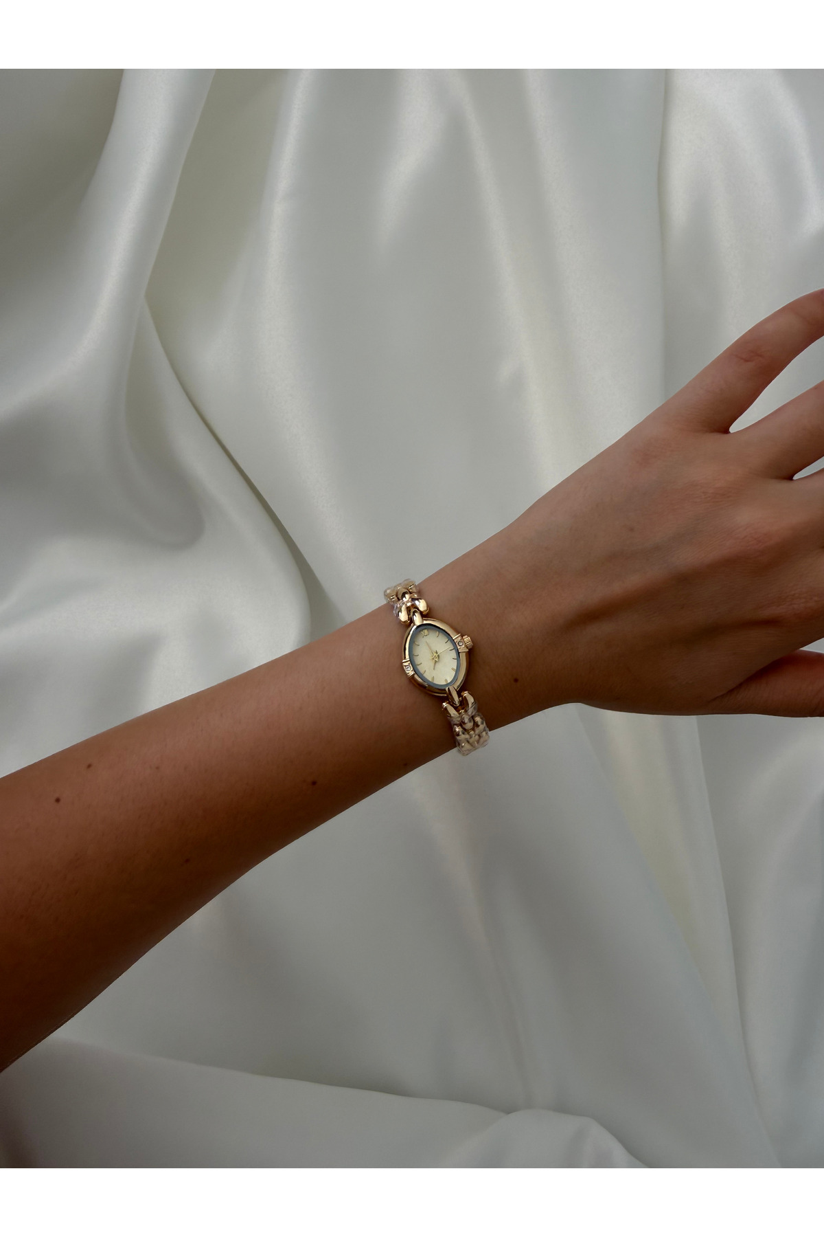 Lillianna Vintage Kadın Gold Oval Kadranlı Taş Detaylı Altın Kordon Quartz Kol Saati görsel 6