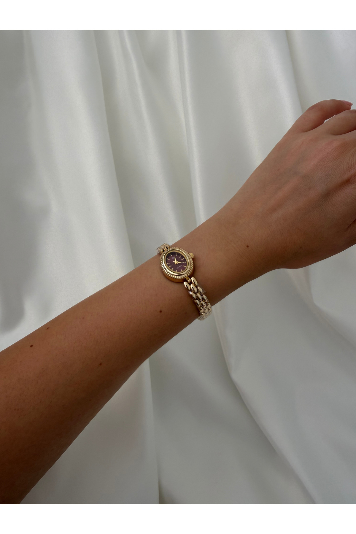 Lillianna Kadın Gold Oval Kadranlı Vintage Bileklik Tasarım Çelik Kordon Analog Quartz Kol Saati - Bordo, Krem, Yeşil görsel 5