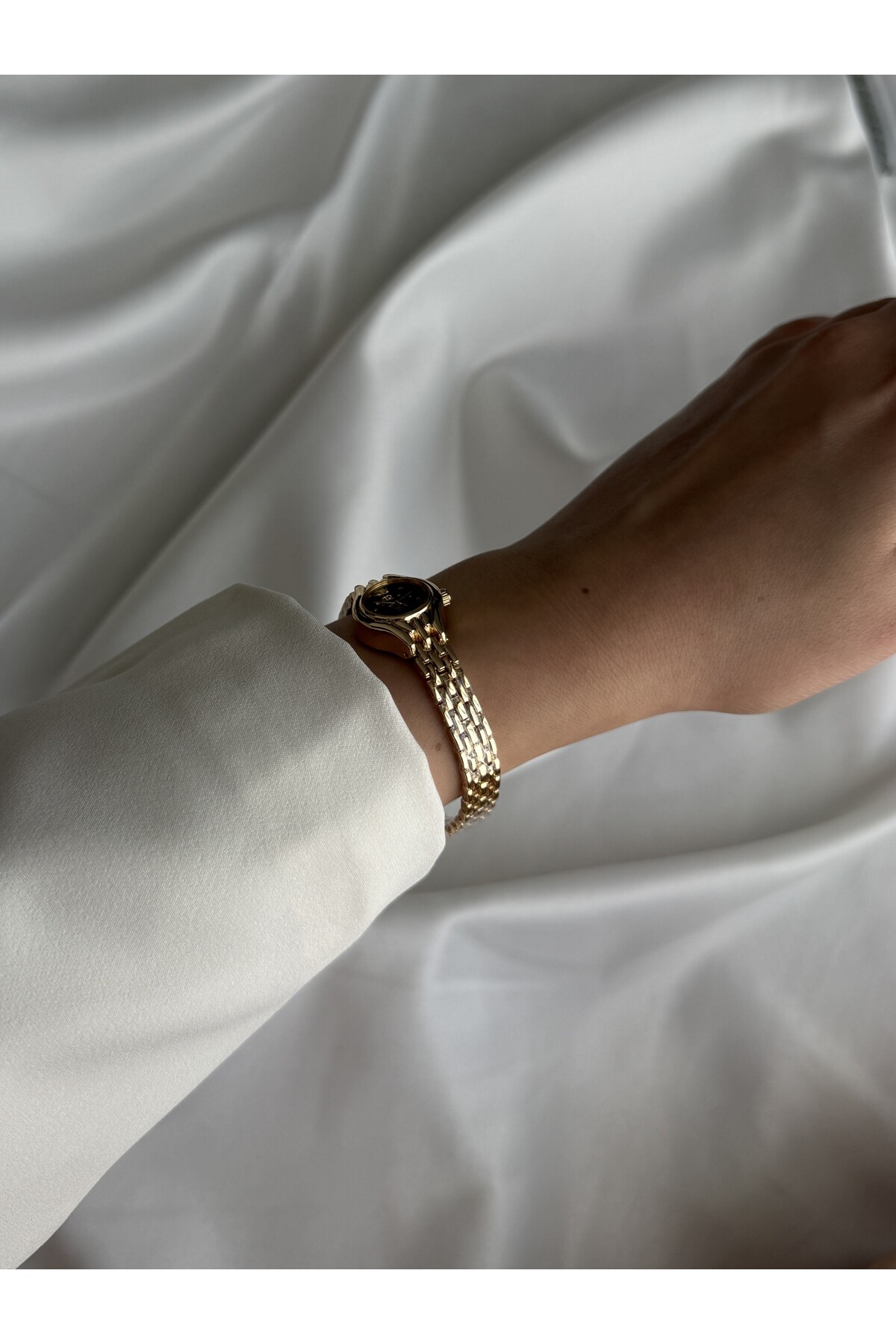 Lillianna Minimal Gold Kadın Saati Siyah Kadranlı Yuvarlak Çelik Kordon Analog Quartz Zarif Kol Saati görsel 4