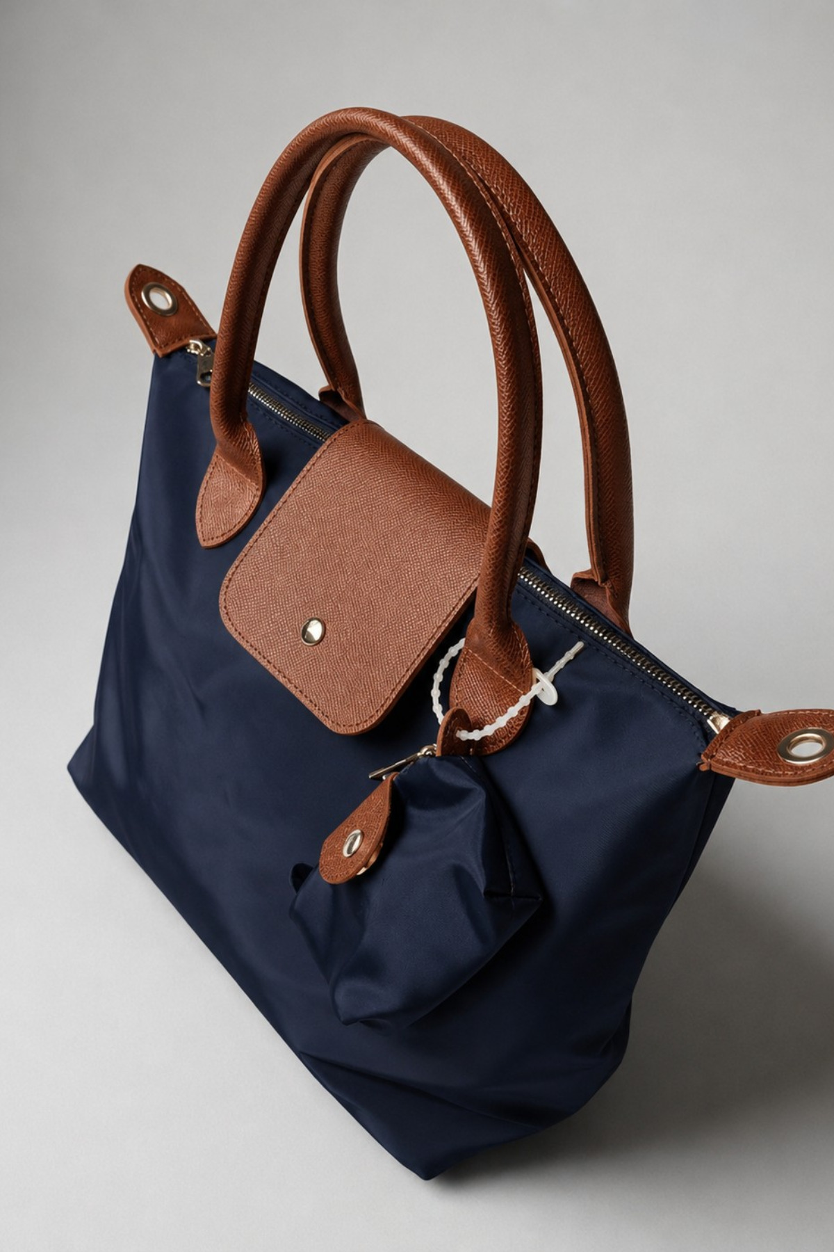 Classbag Charmlı Lacivert-Taba Deri Saplı Büyük Boy Suya Dayanıklı Paraşüt Kumaş Kadın Omuz Çantası görsel 4