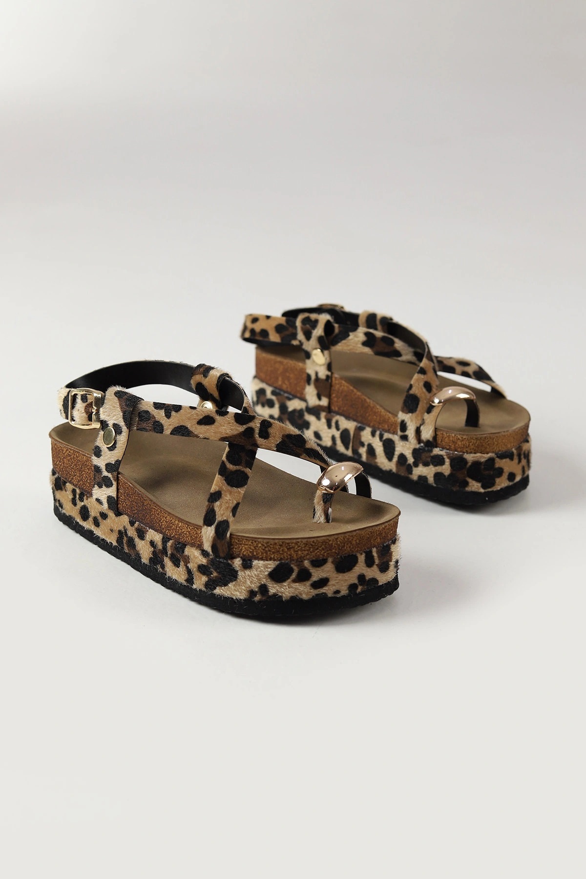 McDark Kadın Platform Taban 6 cm Yüksek Düz Mantar Taban YÜZÜK Detaylı Sandalet-LEOPAR görsel 2