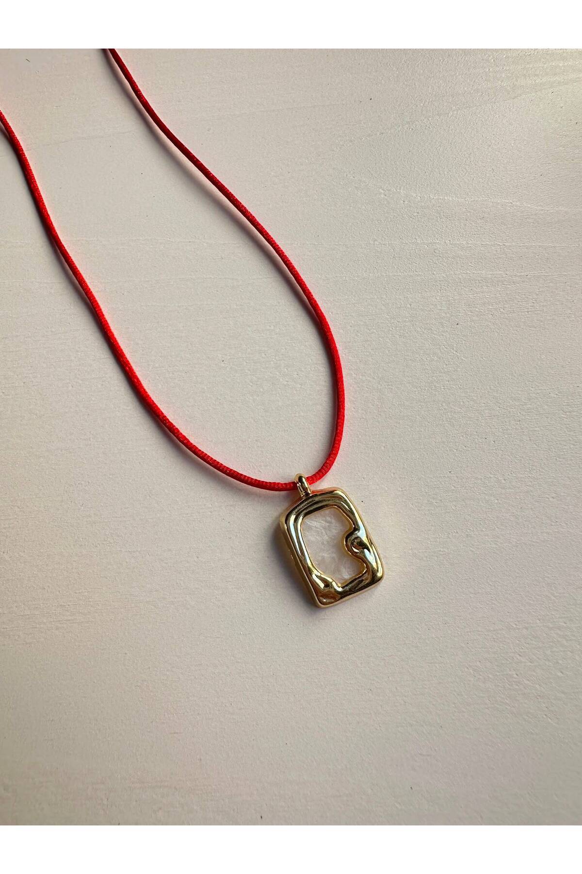 Kırmızı İp Gold Plaka Charm Kadın Kolye - Detay Görseli 1