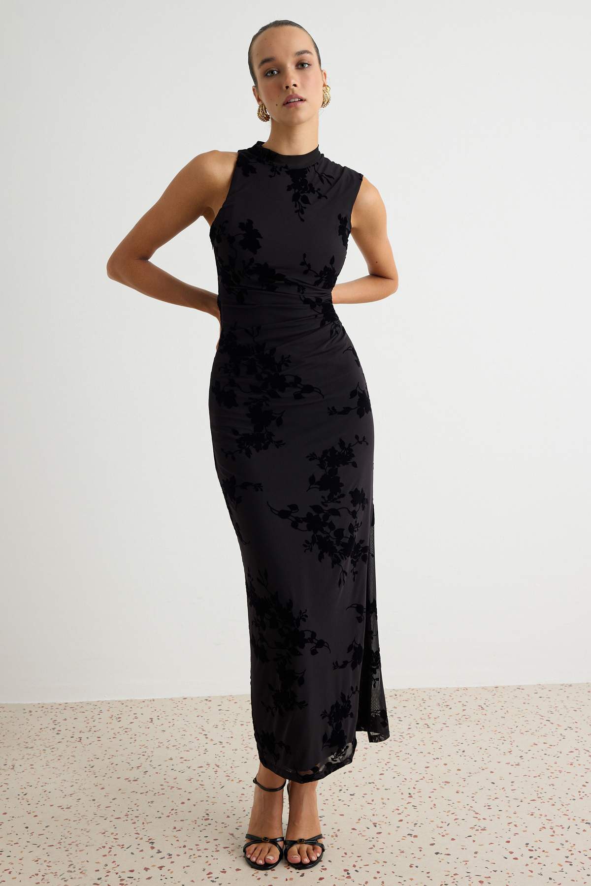 Trendyolmilla Siyah Cut Out Detaylı Shift/Düz Kesim Maxi Örme Elbise TPRAW27EL00029