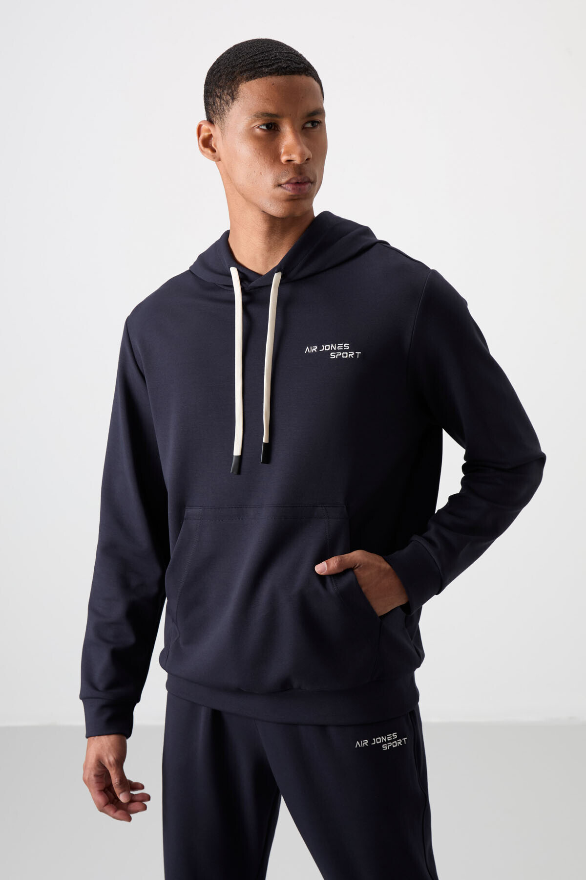 Lacivert Pamuklu Kalın Yumuşak Dokulu Comfort Fit Nakışlı Erkek Eşofman Takım - 85255 — رنگارنگ A15ER-85255 — تصویر 4 از 8