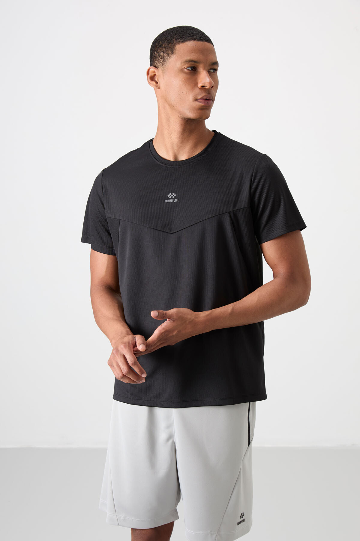TOMMY LIFE Siyah Nefes Alan Dokulu İnce Esnek Standart Fit Erkek Performans T-Shirt - 88391 görsel 4