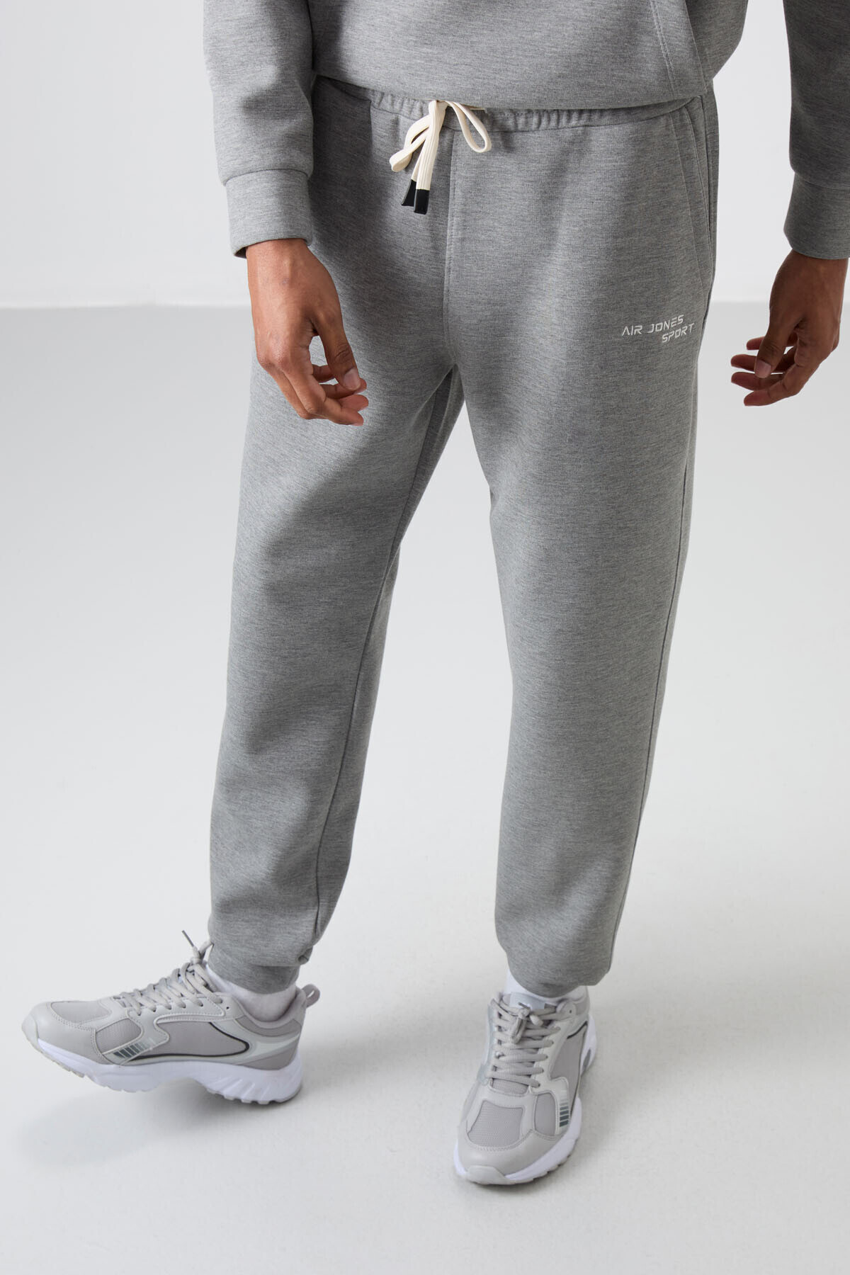 Gri Melanj Pamuklu Kalın Yumuşak Dokulu Comfort Fit Nakışlı Erkek Eşofman Takım - 85255 — رنگارنگ A15ER-85255 — تصویر 8 از 8
