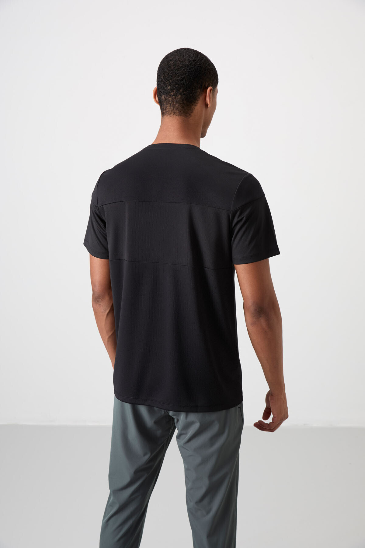 TOMMY LIFE Siyah Nefes Alan Dokulu İnce Esnek Standart Fit Erkek Performans T-Shirt - 88396 görsel 5
