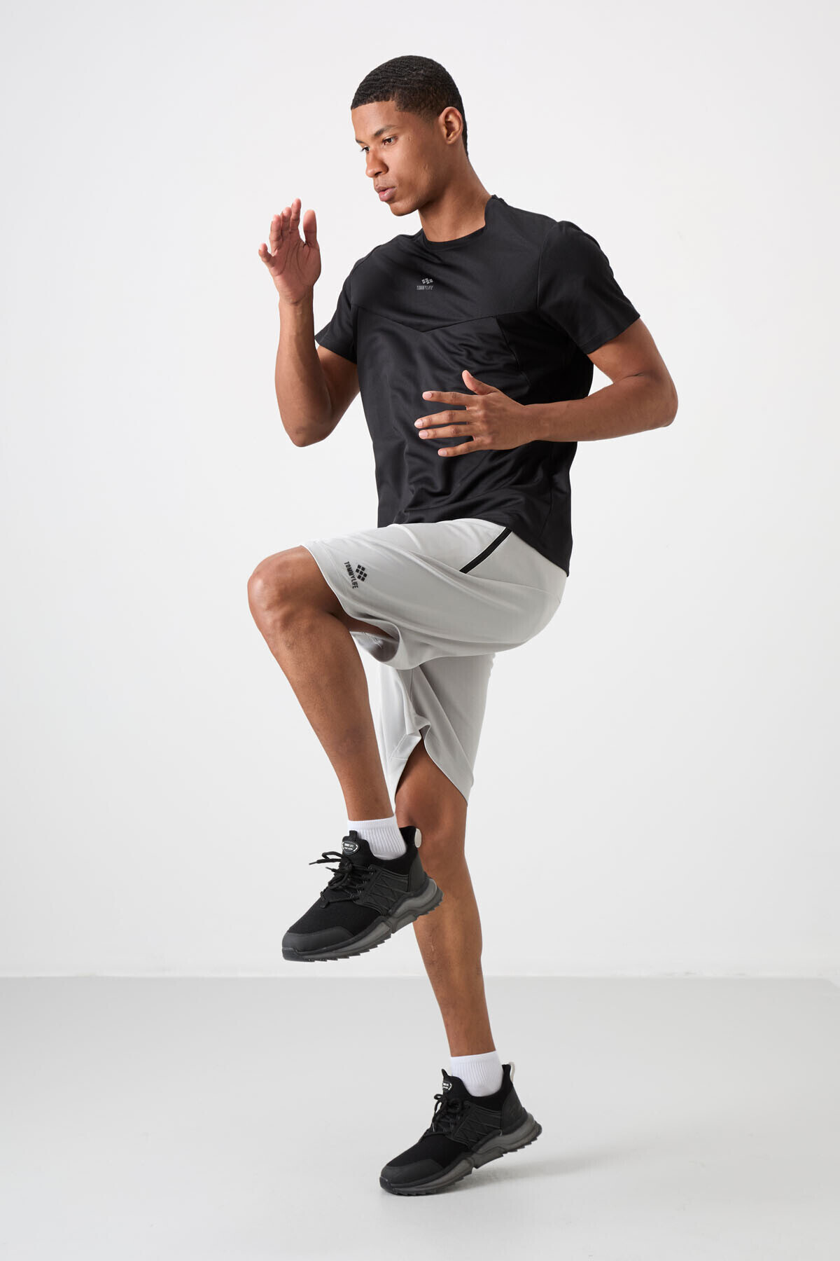 TOMMY LIFE Siyah Nefes Alan Dokulu İnce Esnek Standart Fit Erkek Performans T-Shirt - 88391 görsel 3