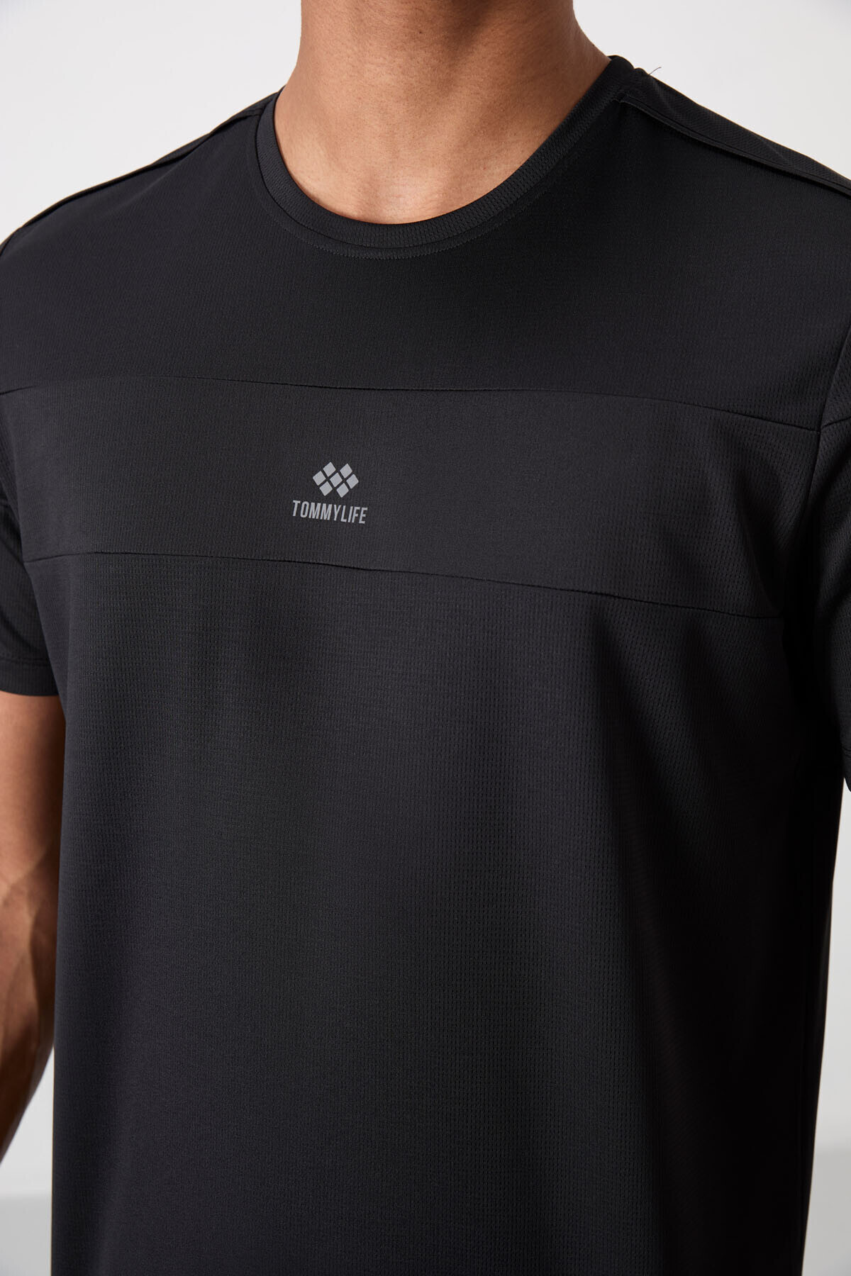 TOMMY LIFE Siyah Nefes Alan Dokulu İnce Esnek Standart Fit Erkek Performans T-Shirt - 88396 görsel 3