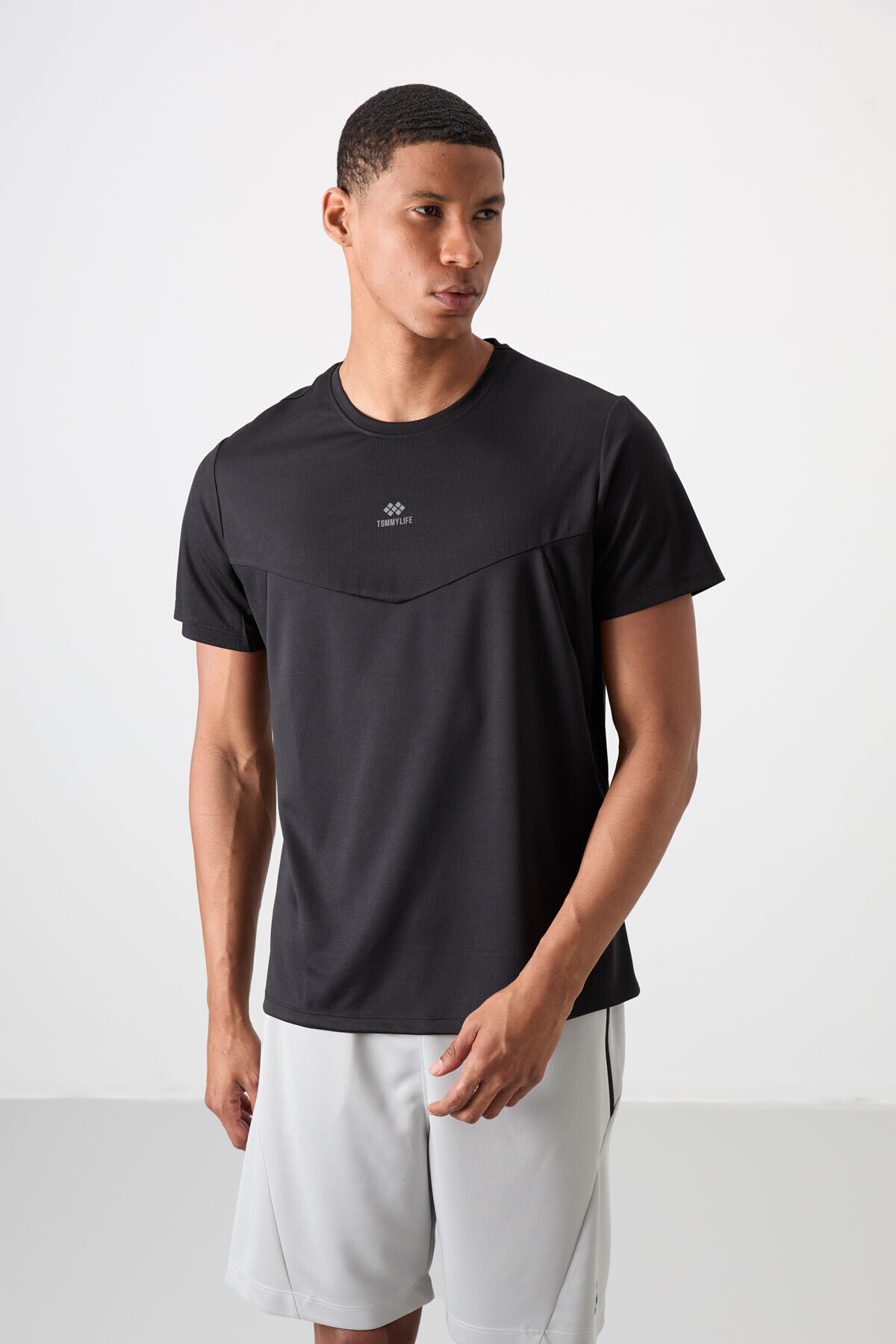 TOMMY LIFE Siyah Nefes Alan Dokulu İnce Esnek Standart Fit Erkek Performans T-Shirt - 88391