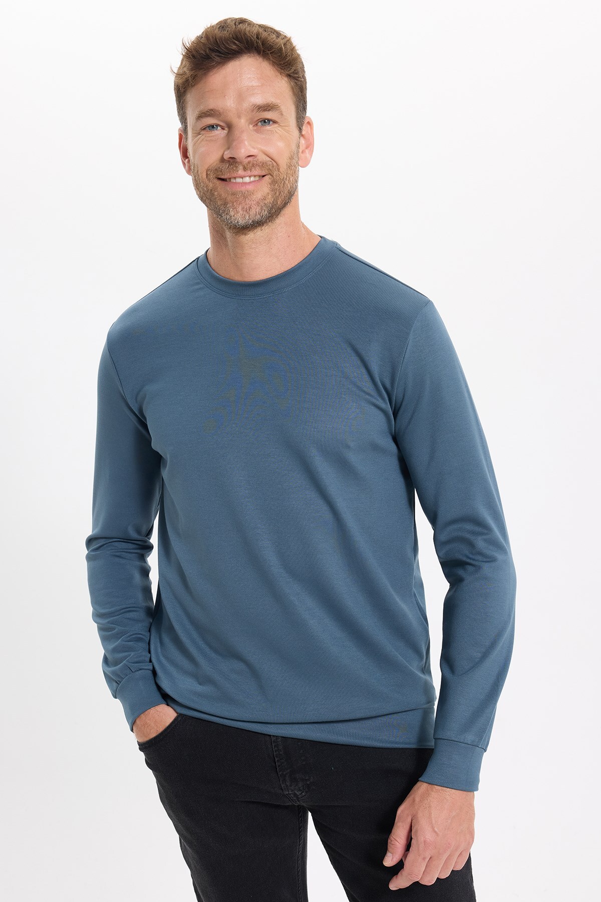 سویشرت مردانه Relax Fit Casual Cut Extra Soft Fabric یقه خدمه بنزینی تیره — رنگارنگ SW250047 — تصویر 9 از 9