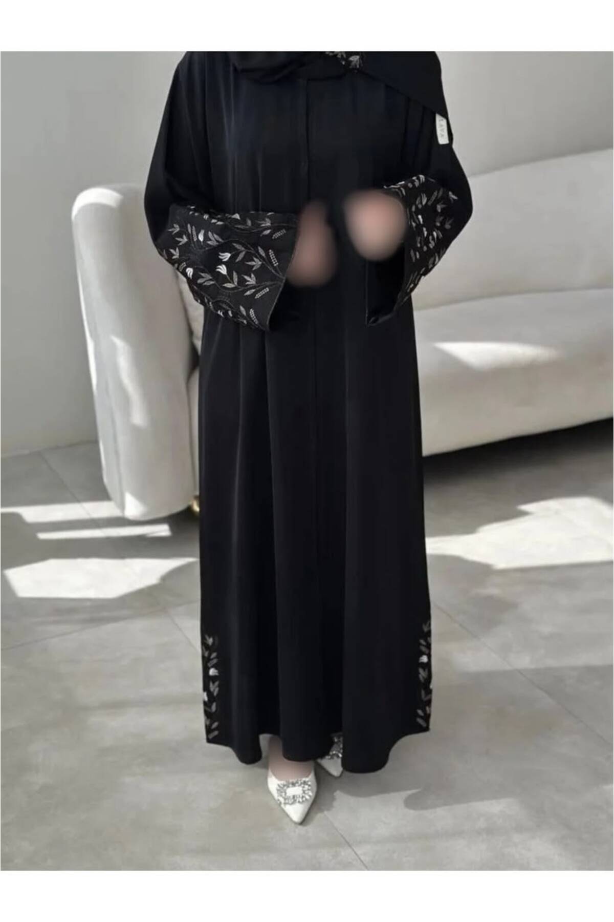 Karmen عباية نجلا – قصّة ربع كلوش كريب أسود بتفاصيل تطريز فاخرة