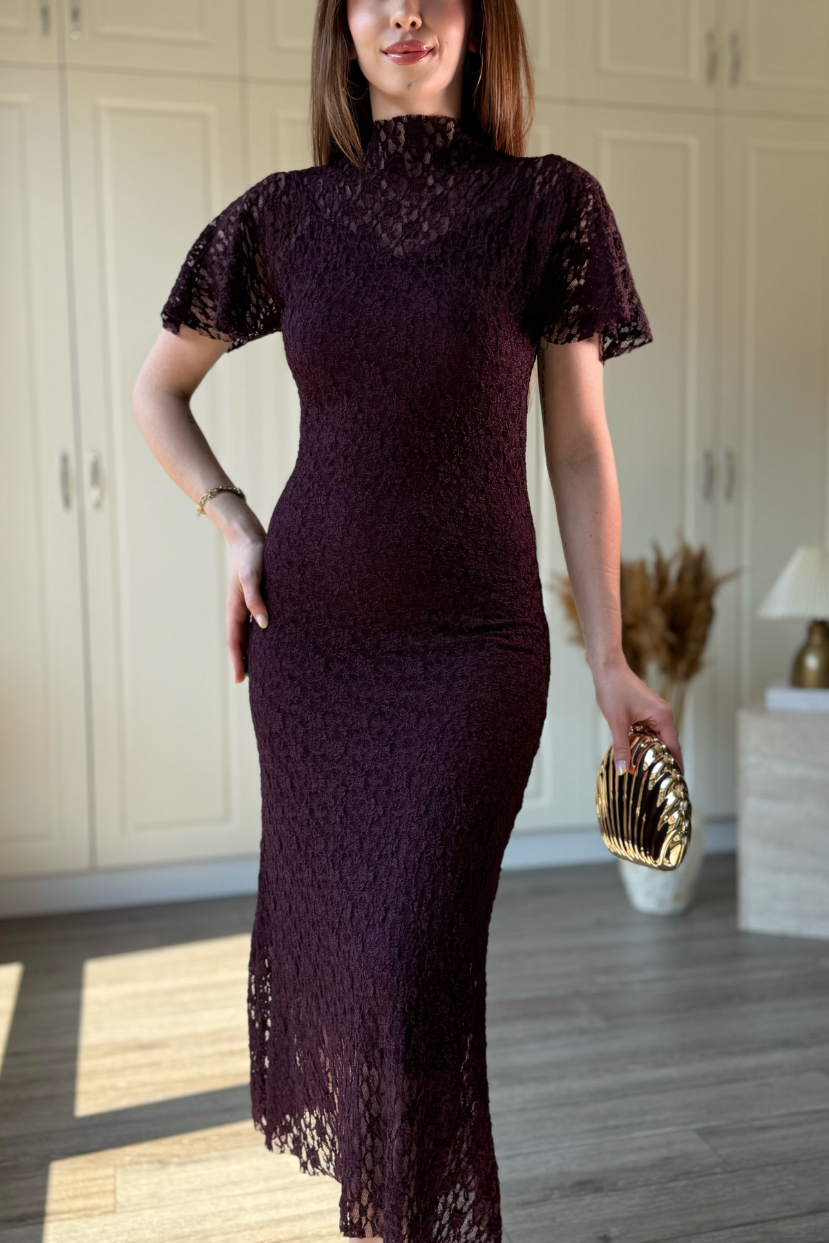 Dilay Gökoğlu Butik Dantelli Kolları Fırfırlı Dik Yaka Midi Zarif Bordo Elbise görsel 3