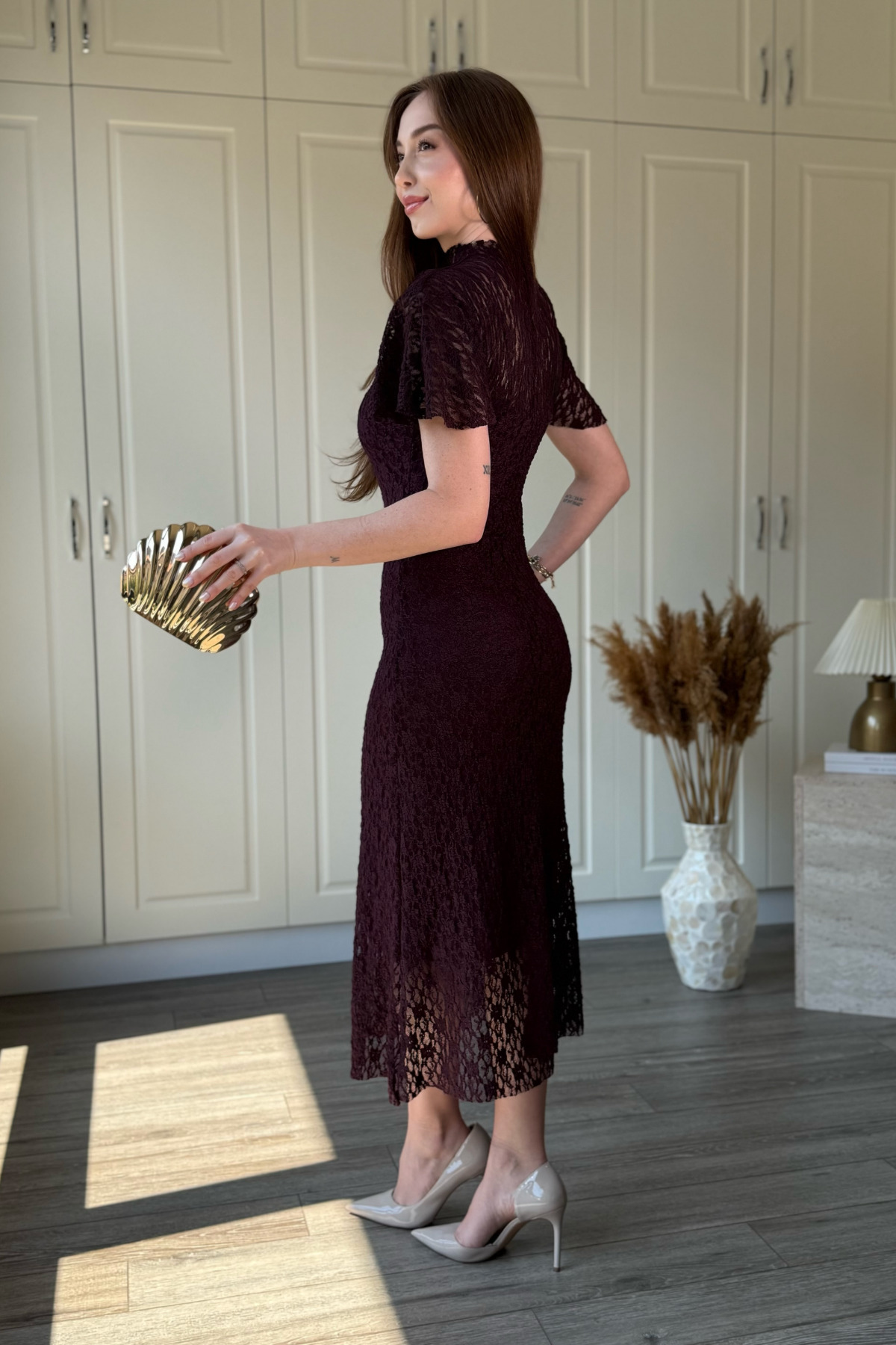 Dilay Gökoğlu Butik Dantelli Kolları Fırfırlı Dik Yaka Midi Zarif Bordo Elbise görsel 5