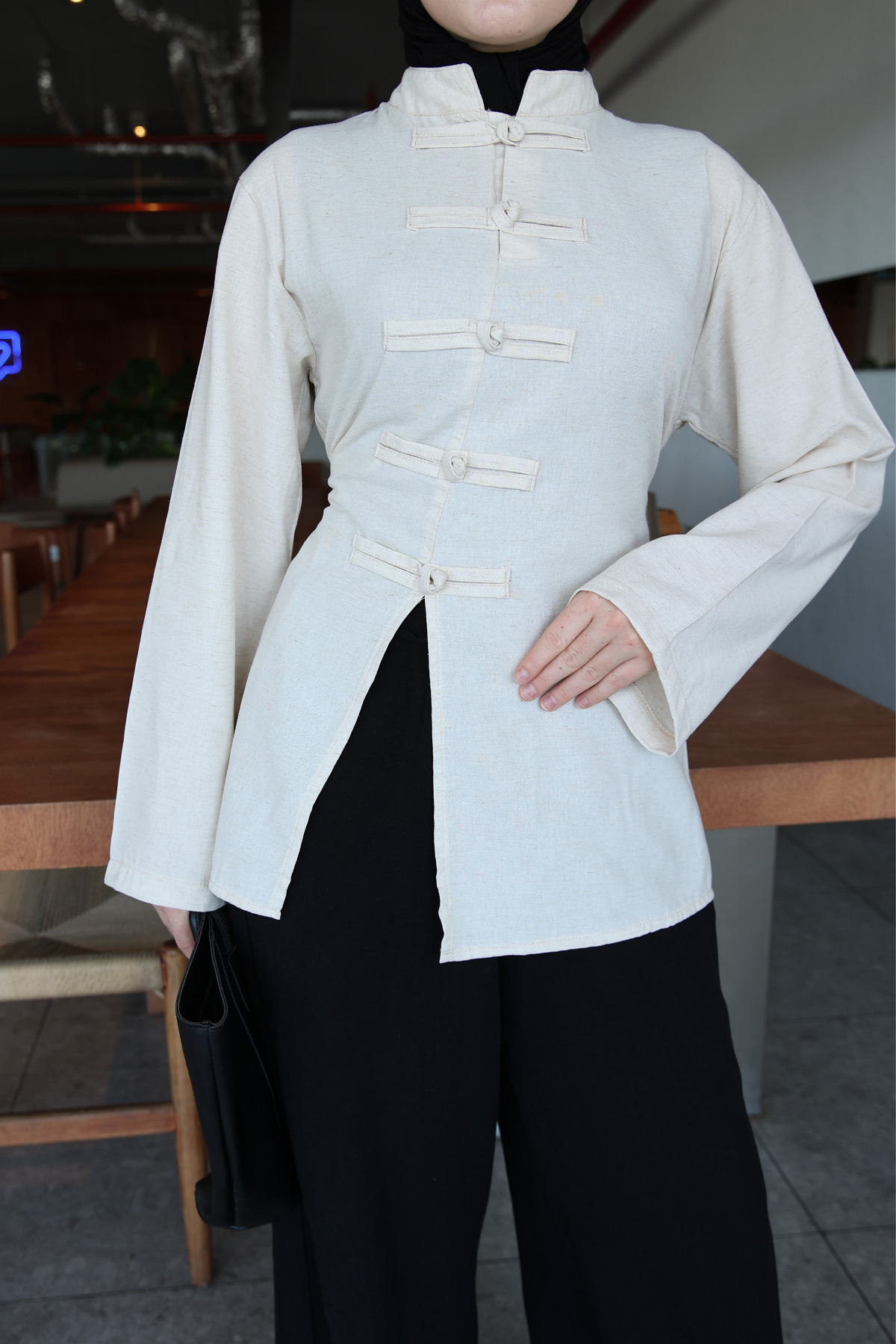 onlymoon Bej %100 Koton Keten Tunik | Çin Düğme ve Dikiş Detaylı Uzun Tunik | Yırtmaçlı Rahat Kesim Şık Modern Günlük Tesettür Kadın Üst Giyim | Pantolon Uyumlu Zarif Tunik Modeli görsel 6