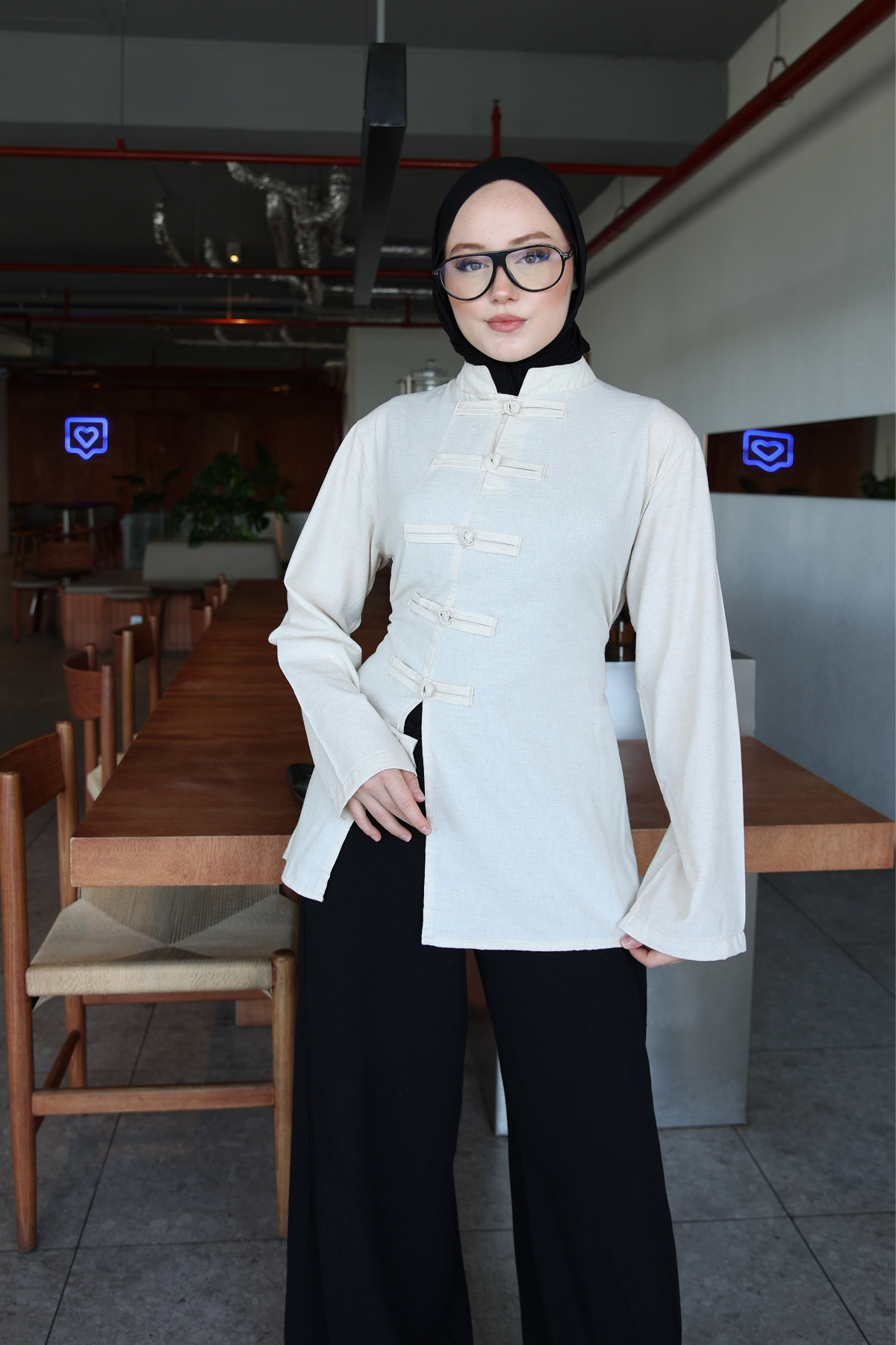 onlymoon Bej %100 Koton Keten Tunik | Çin Düğme ve Dikiş Detaylı Uzun Tunik | Yırtmaçlı Rahat Kesim Şık Modern Günlük Tesettür Kadın Üst Giyim | Pantolon Uyumlu Zarif Tunik Modeli görsel 3