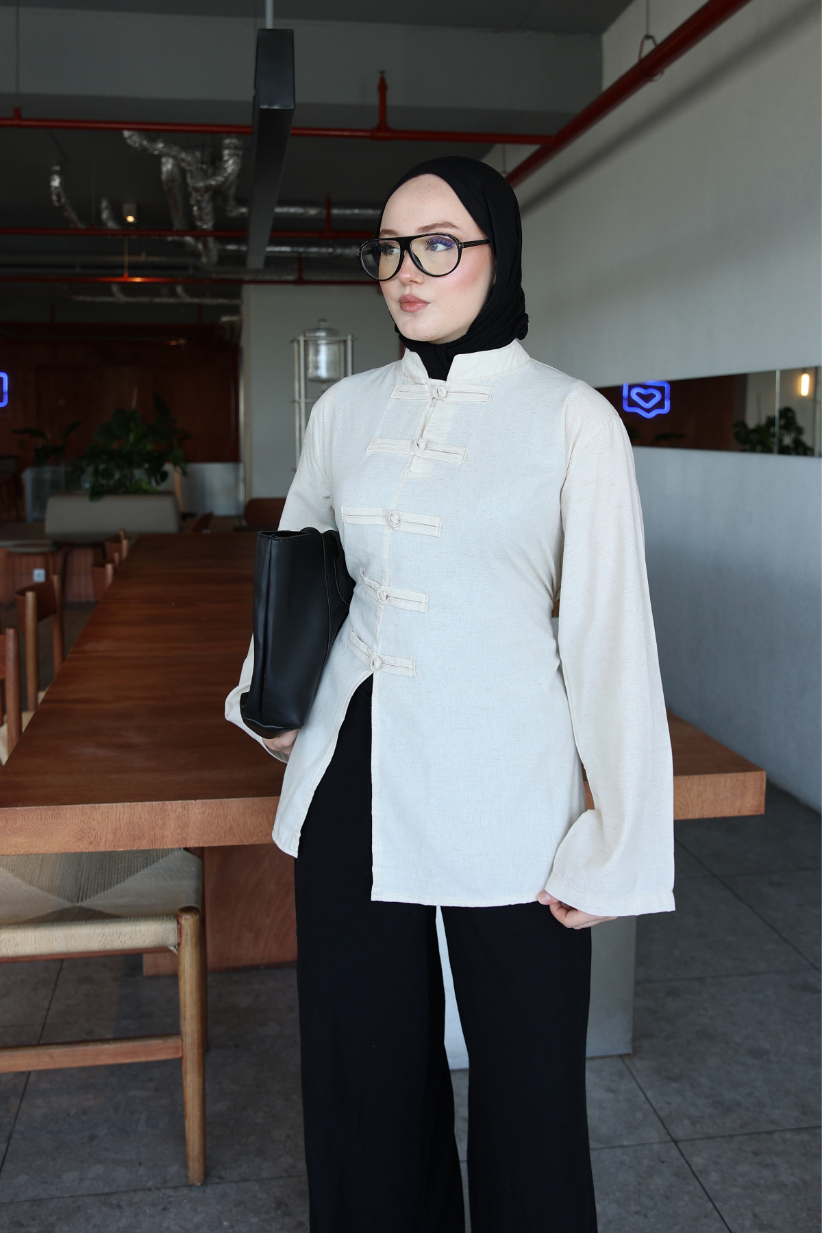 onlymoon Bej %100 Koton Keten Tunik | Çin Düğme ve Dikiş Detaylı Uzun Tunik | Yırtmaçlı Rahat Kesim Şık Modern Günlük Tesettür Kadın Üst Giyim | Pantolon Uyumlu Zarif Tunik Modeli görsel 5