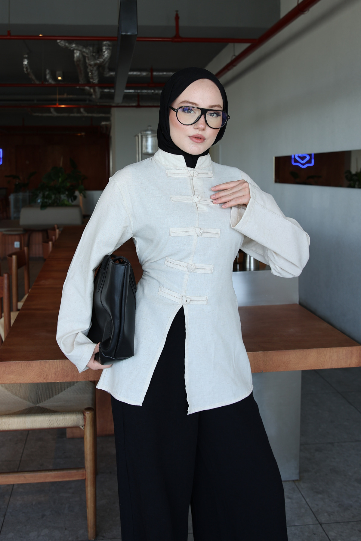 onlymoon Bej %100 Koton Keten Tunik | Çin Düğme ve Dikiş Detaylı Uzun Tunik | Yırtmaçlı Rahat Kesim Şık Modern Günlük Tesettür Kadın Üst Giyim | Pantolon Uyumlu Zarif Tunik Modeli görsel 4