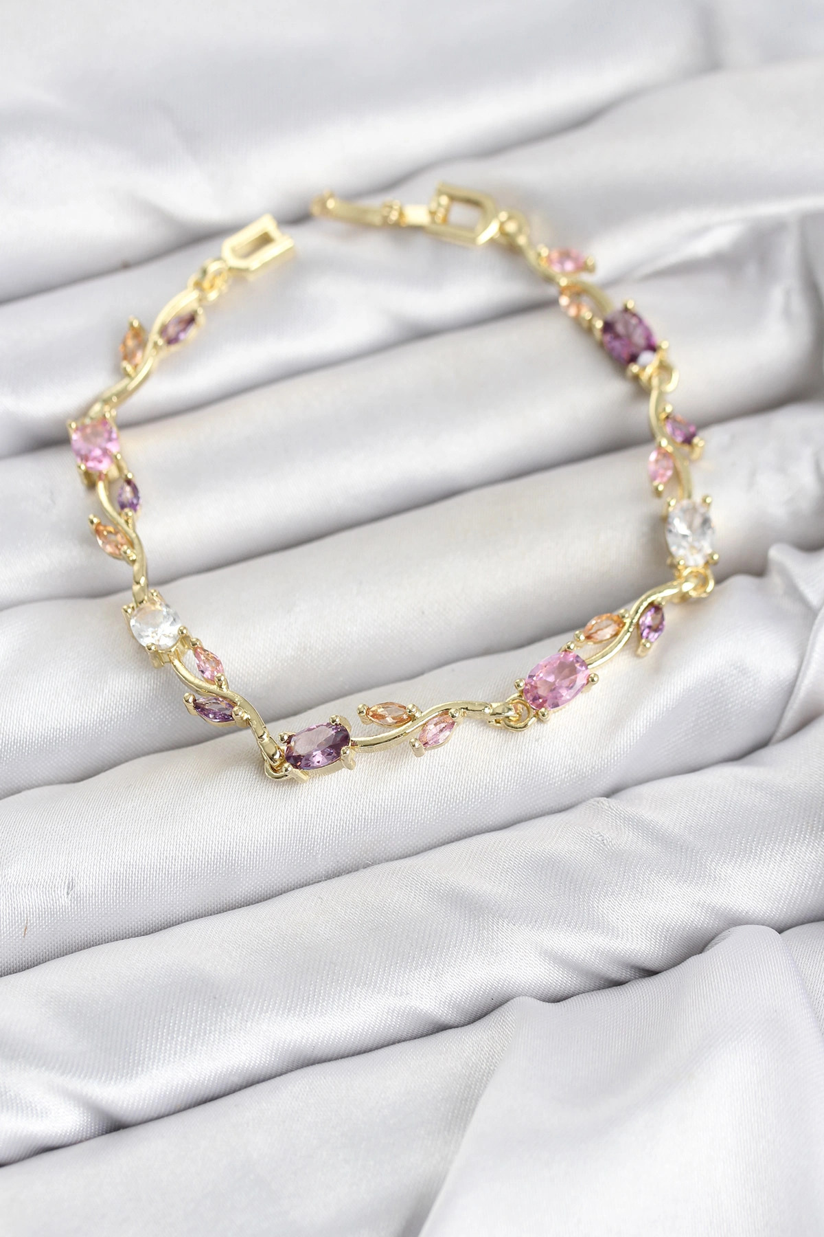 Pirinç Gold Renk Pembe ve Mor Zirkon Taşlı Çiçek Model Kadın Bileklik TJ-BB8585