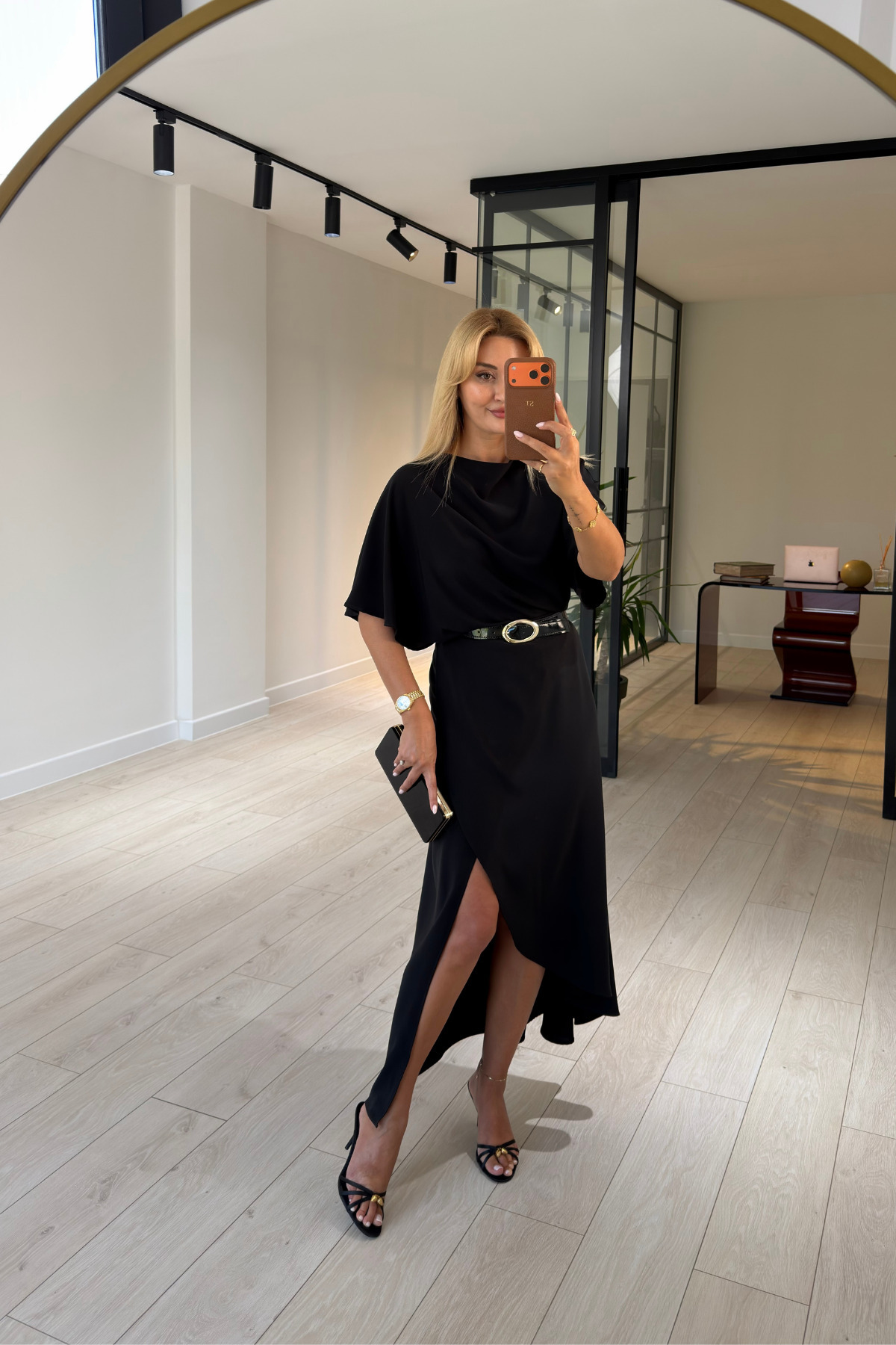 Sezgi Tekin Premium Seri Asimetrik Kesim Kemerli Siyah Saten Elbise