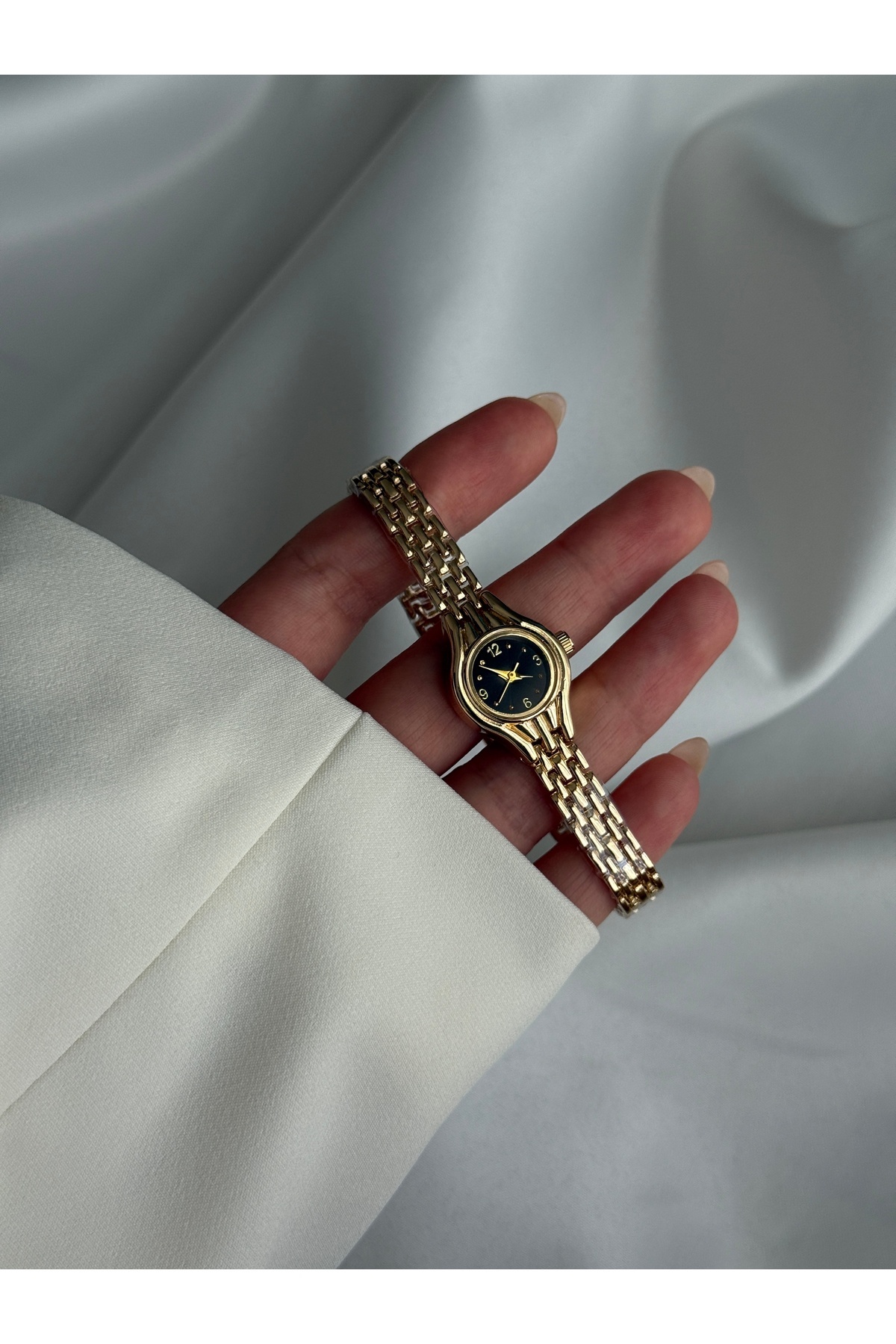 Lillianna Minimal Gold Kadın Saati Siyah Kadranlı Yuvarlak Çelik Kordon Analog Quartz Zarif Kol Saati görsel 5