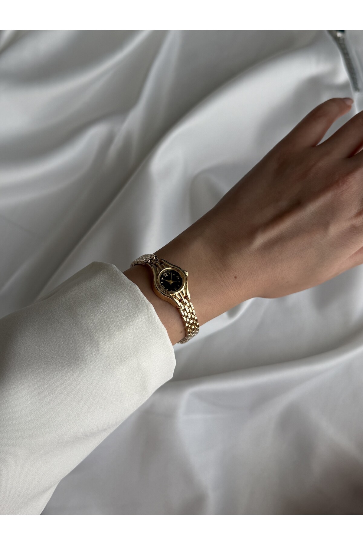 Lillianna Minimal Gold Kadın Saati Siyah Kadranlı Yuvarlak Çelik Kordon Analog Quartz Zarif Kol Saati görsel 3