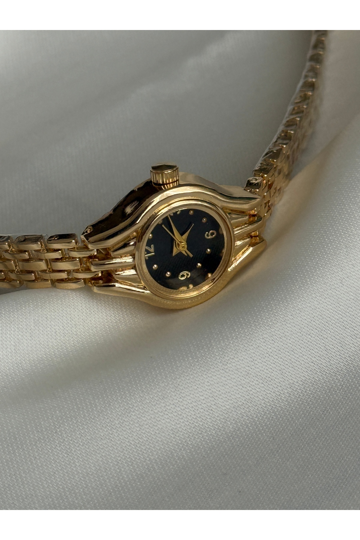 Lillianna Minimal Gold Kadın Saati Siyah Kadranlı Yuvarlak Çelik Kordon Analog Quartz Zarif Kol Saati