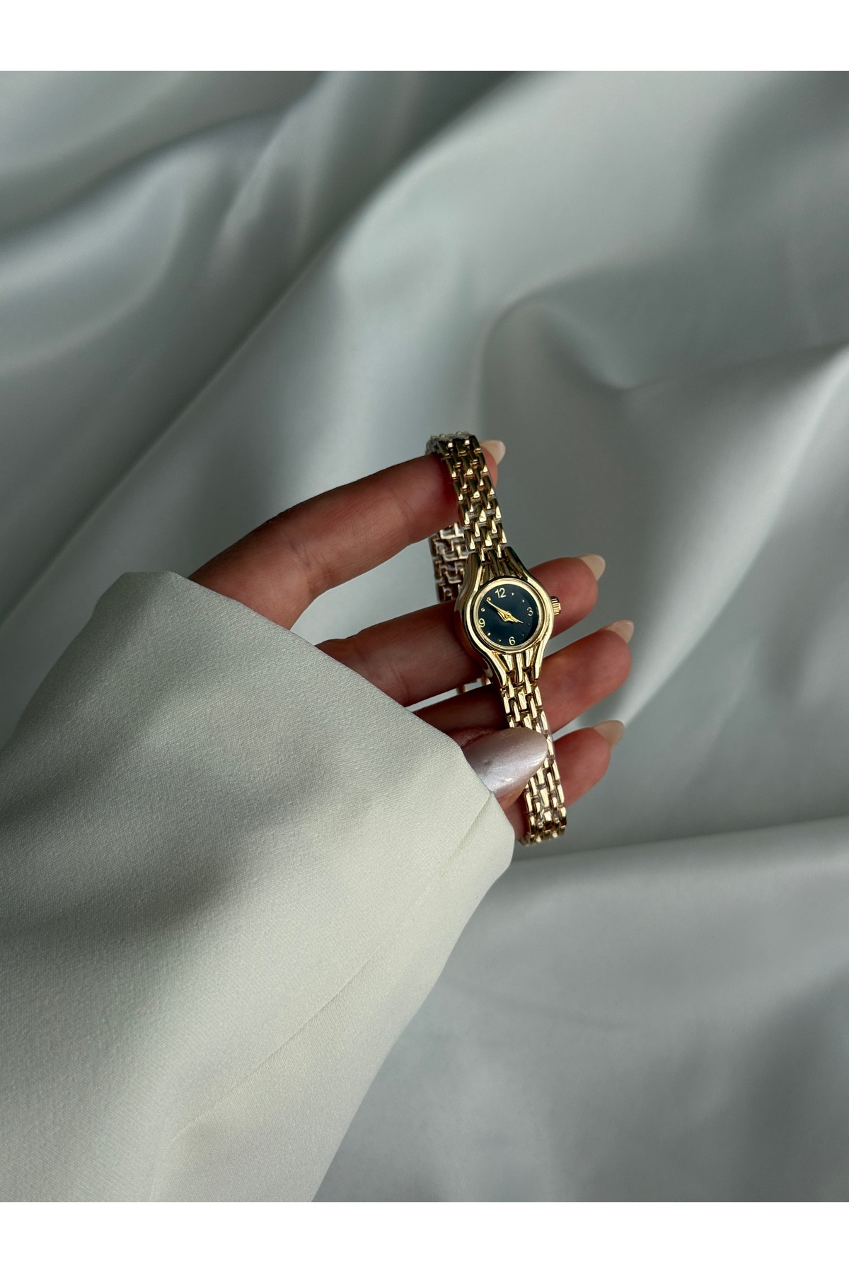 Lillianna Minimal Gold Kadın Saati Siyah Kadranlı Yuvarlak Çelik Kordon Analog Quartz Zarif Kol Saati görsel 6
